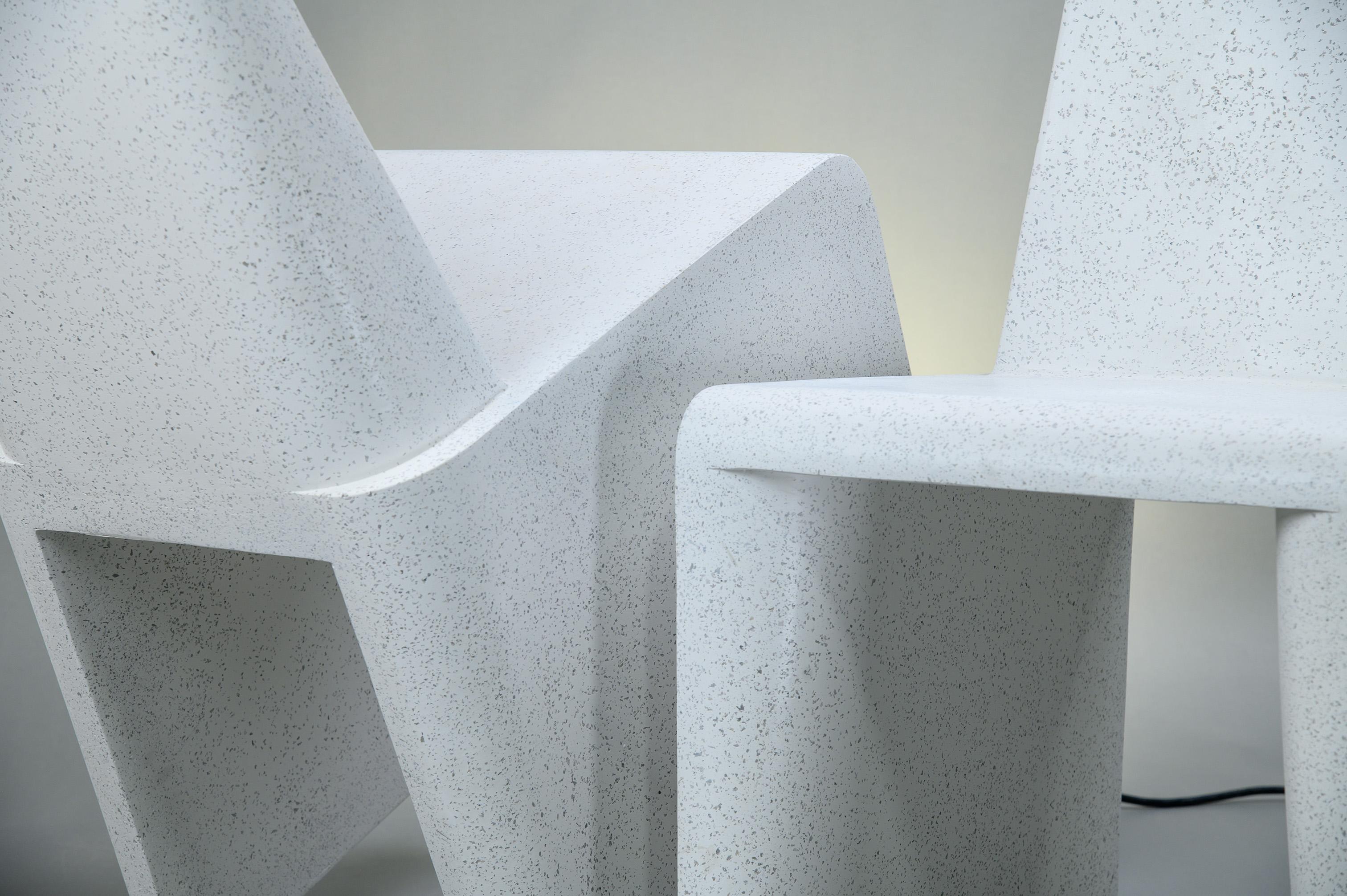Esszimmerstuhl „Bridget“ aus Gussharz, weiße Steinoberfläche von Zachary A. Design (21. Jahrhundert und zeitgenössisch) im Angebot