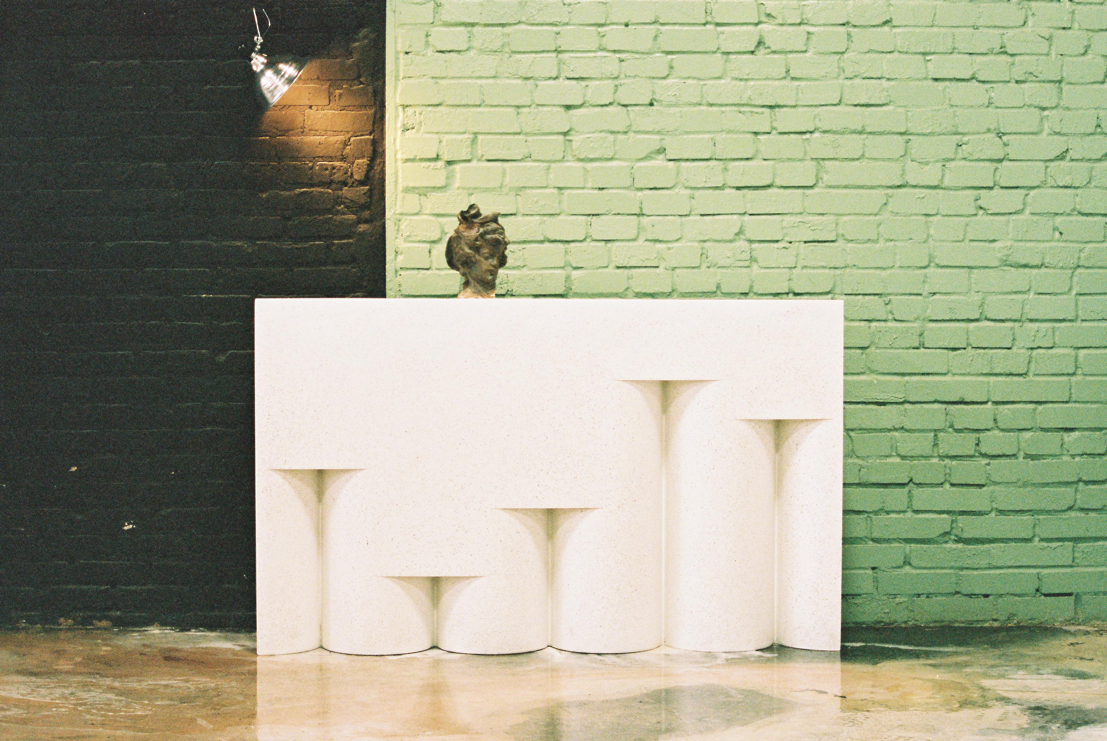 Table consoleRaised Brow, finition pierre blanche, Zachary A. Design Neuf - En vente à Chicago, IL