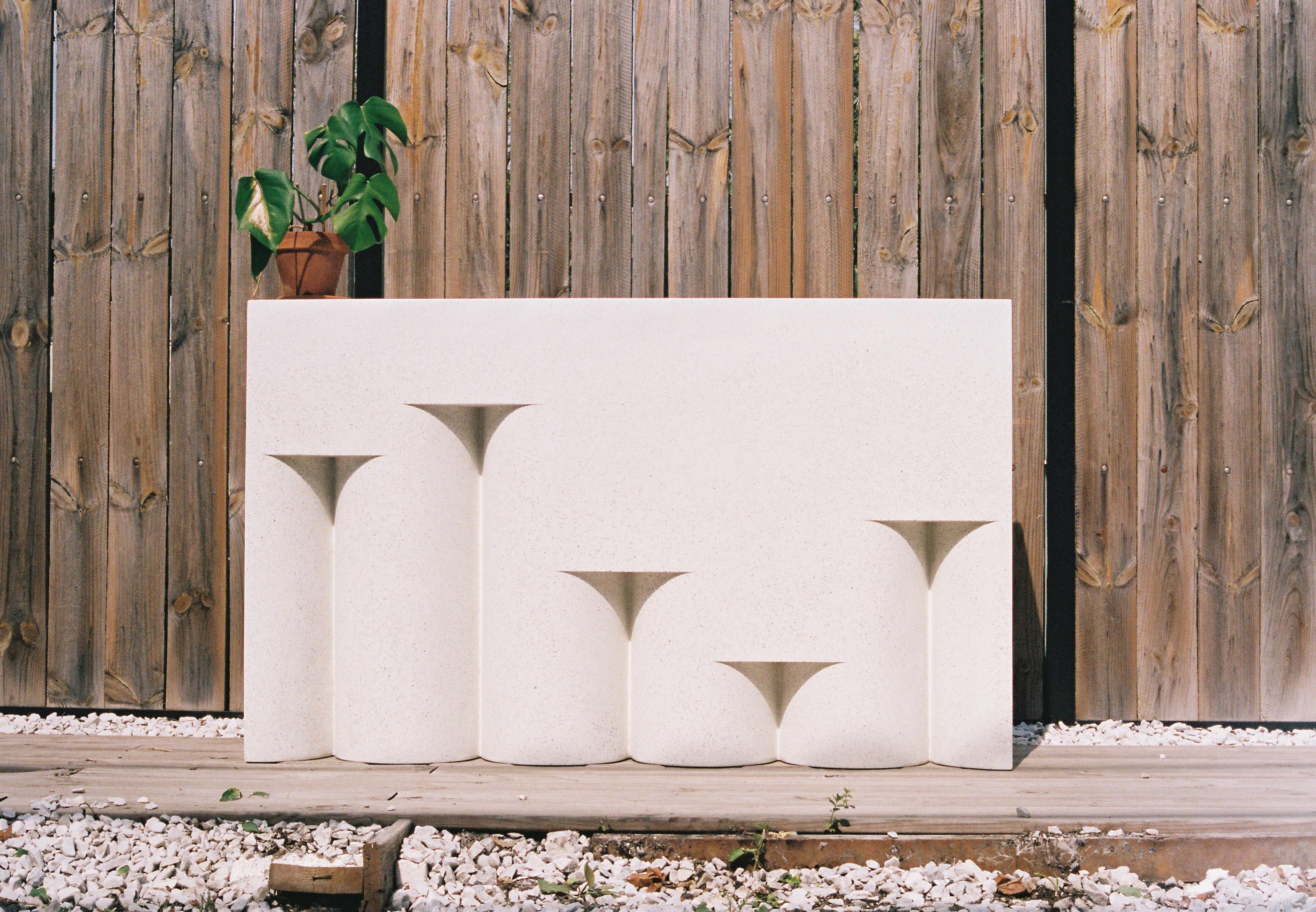 Konsolentisch „Raised Brow“ aus Gussharzguss, weiße Steinoberfläche von Zachary A. Design (21. Jahrhundert und zeitgenössisch) im Angebot