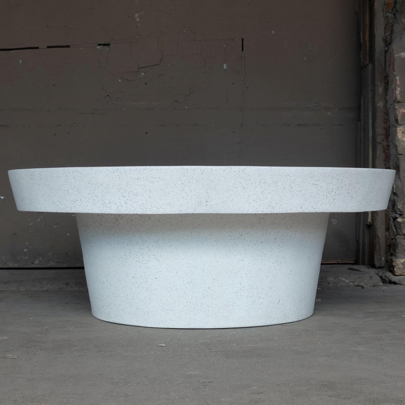 Niedriger Tisch „Cashi“ aus Gussharzguss, weiße Steinoberfläche von Zachary A. Design (Minimalistisch) im Angebot