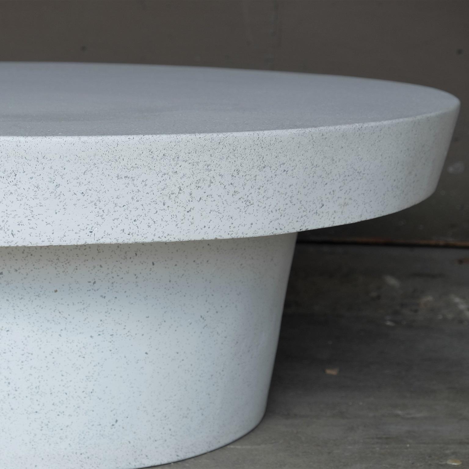 Niedriger Tisch „Cashi“ aus Gussharzguss, weiße Steinoberfläche von Zachary A. Design (amerikanisch) im Angebot