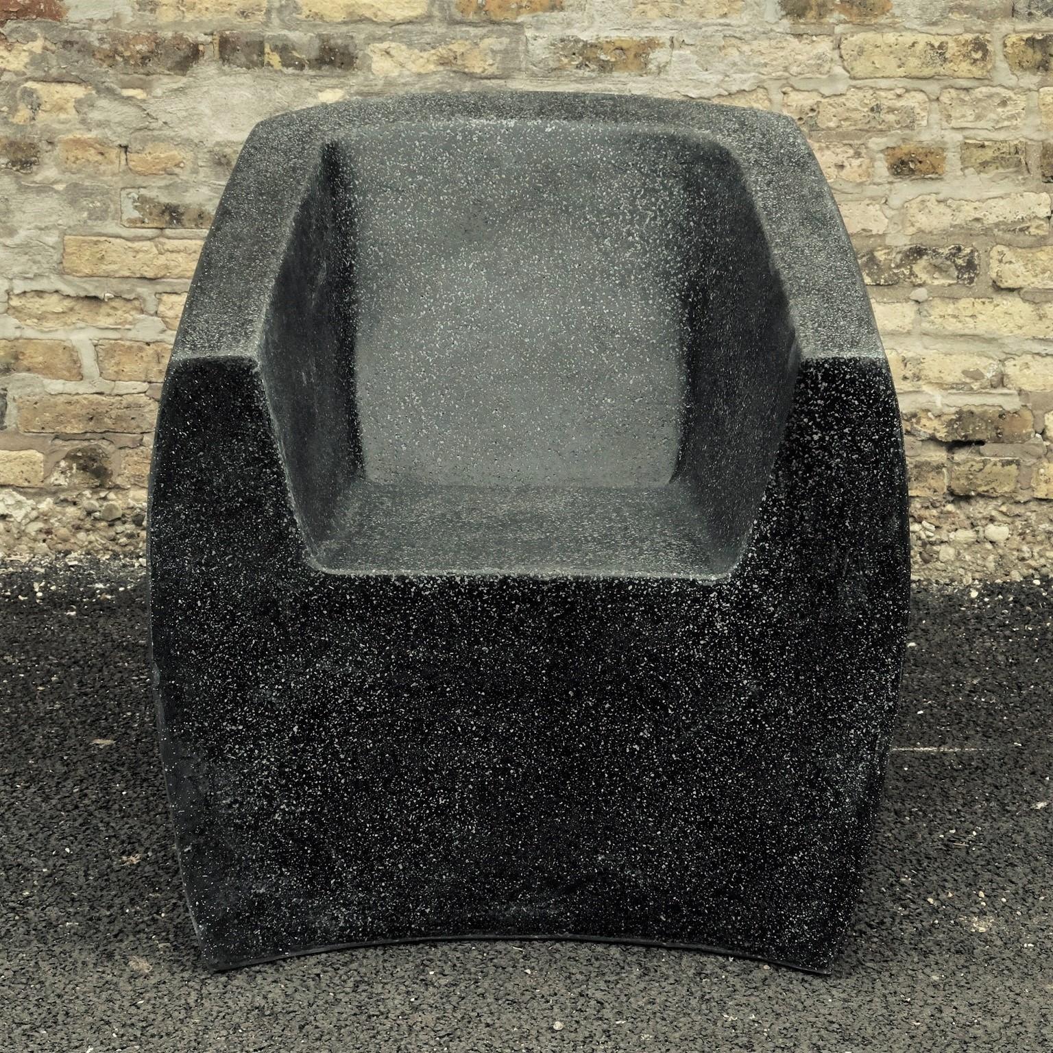 Clubsessel „Van Dyke“ aus gegossenem Harzguss, geschwungen, Oberfläche mit Kohlestein von Zachary A. Design (Gegossen) im Angebot