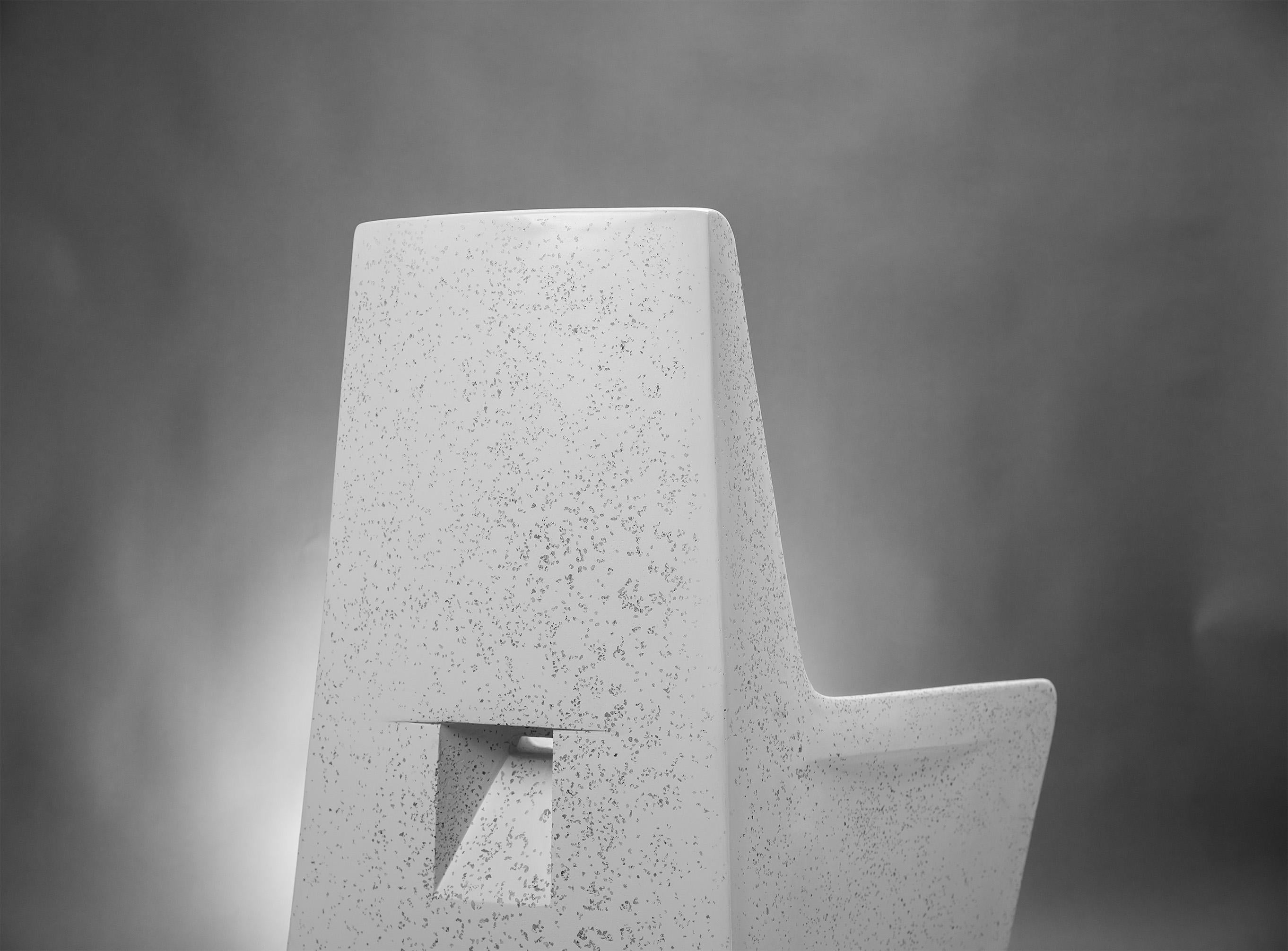 Minimaliste Chaise de salle à manger 'Dewey' en résine moulée, finition en pierre blanche par Zachary A. Design en vente