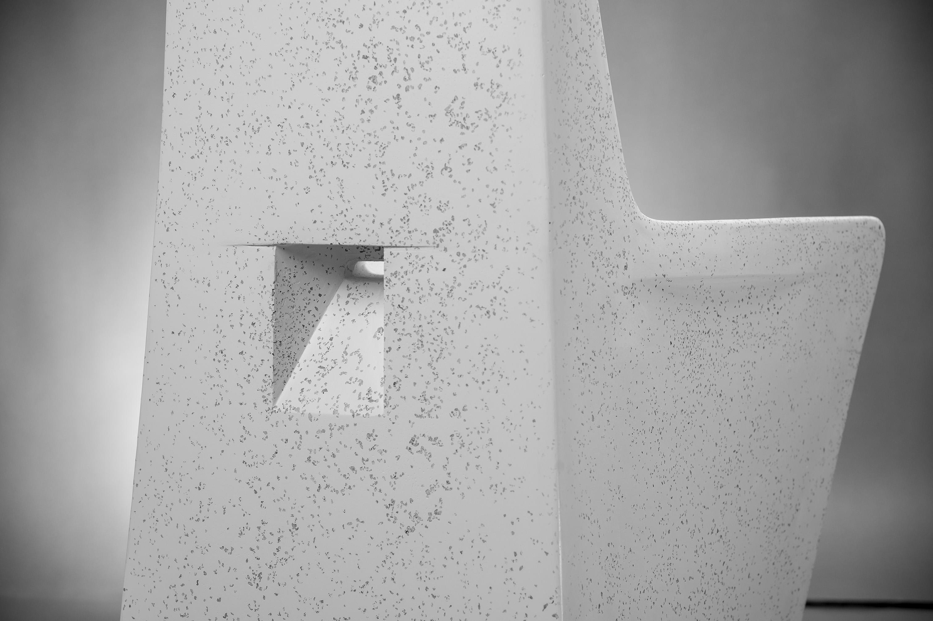Esszimmerstuhl „Dewey“ aus Gussharz, weiße Steinoberfläche von Zachary A. Design (amerikanisch) im Angebot