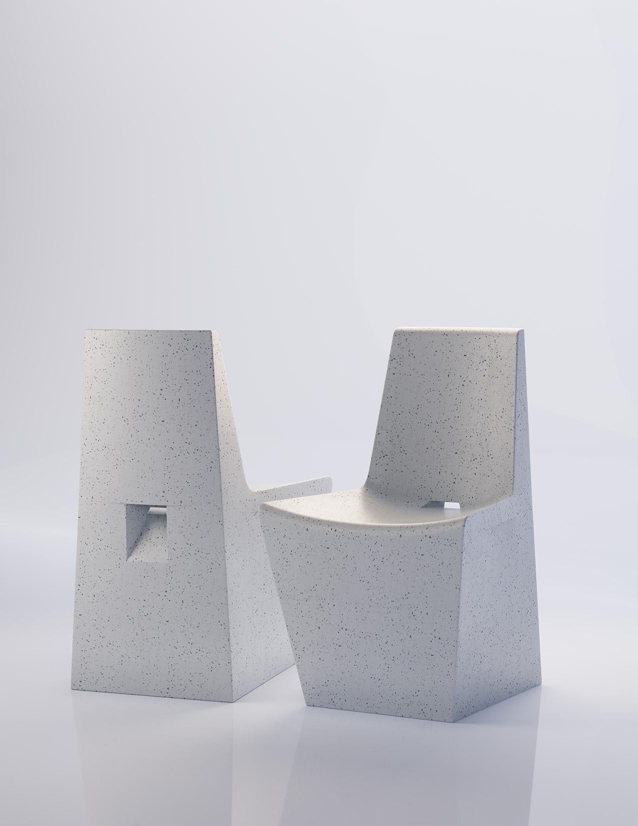 Résine Chaise de salle à manger 'Dewey' en résine moulée, finition en pierre blanche par Zachary A. Design en vente