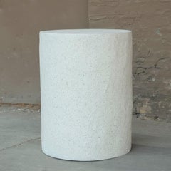 Tabouret et table d'appoint « Dog » en résine moulée, finition pierre blanche par Zachary A. Design