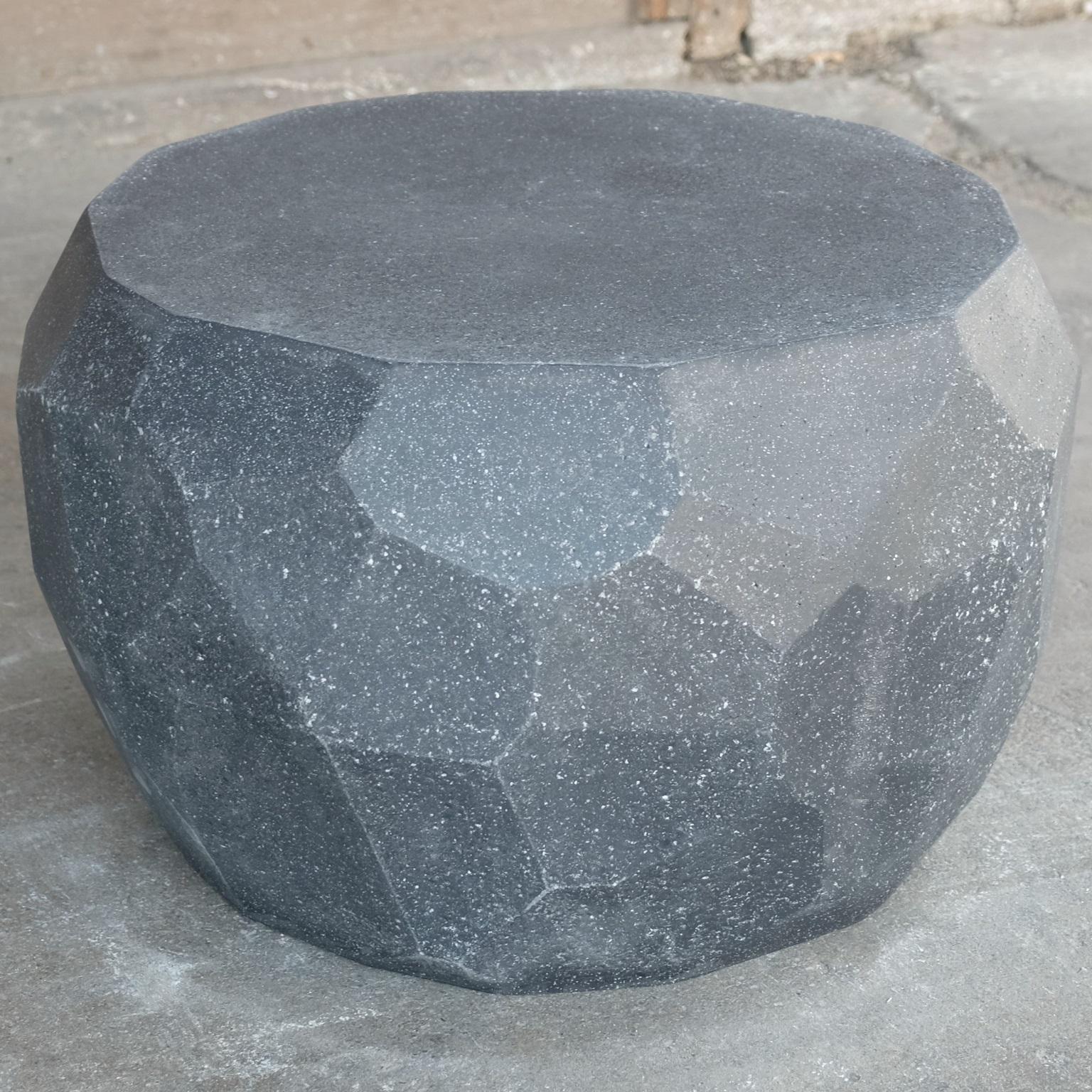 Niedriger Tisch „Facet“ aus Gießharz, Oberfläche mit Kohlestein von Zachary A. Design (Minimalistisch) im Angebot