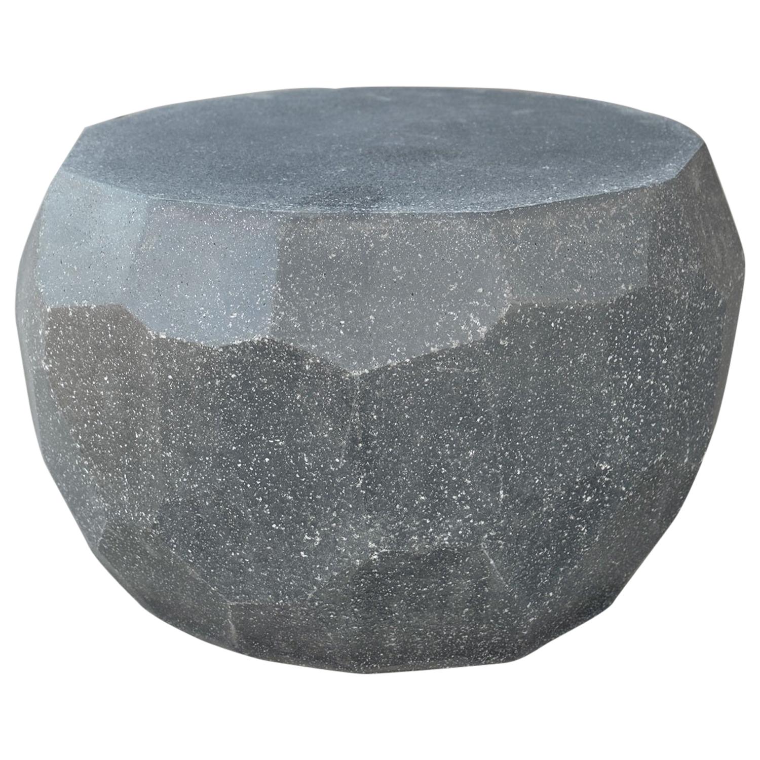 Niedriger Tisch „Facet“ aus Gießharz, Oberfläche mit Kohlestein von Zachary A. Design im Angebot