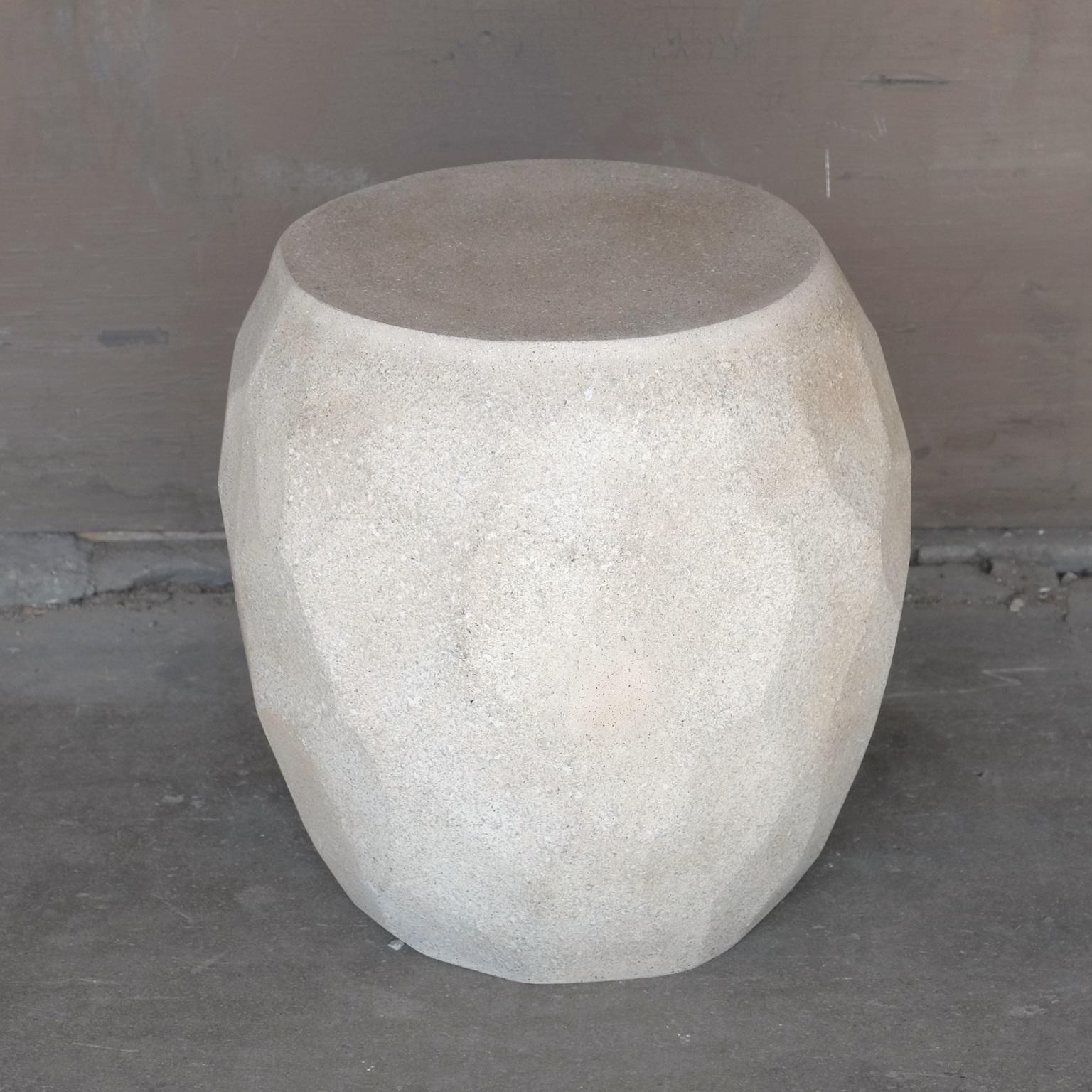 Américain Table Facet de Zachary A. Design, finition pierre vieillie en vente