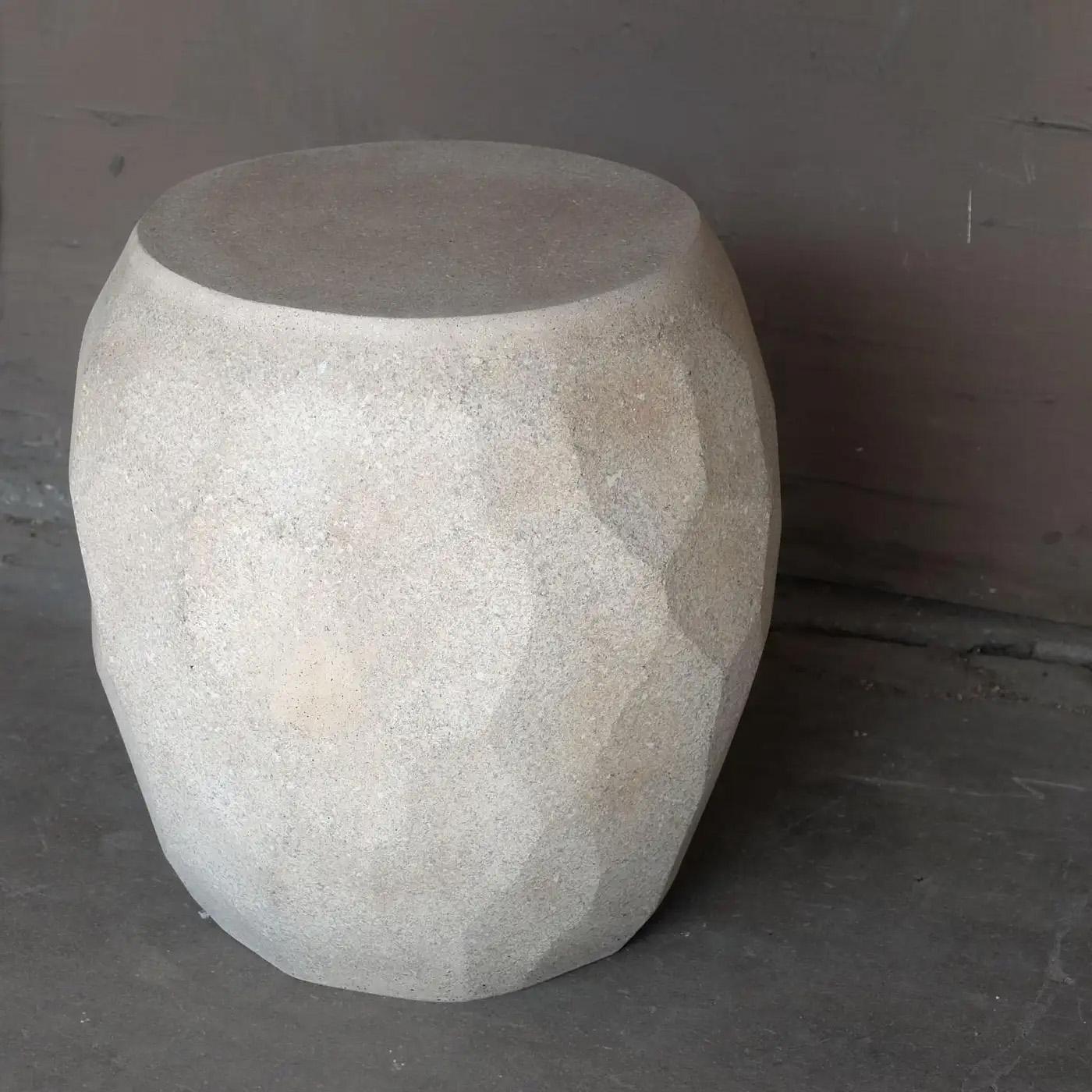 Minimaliste Table d'appoint Facet, finition pierre blanche, Zachary A. Design en vente