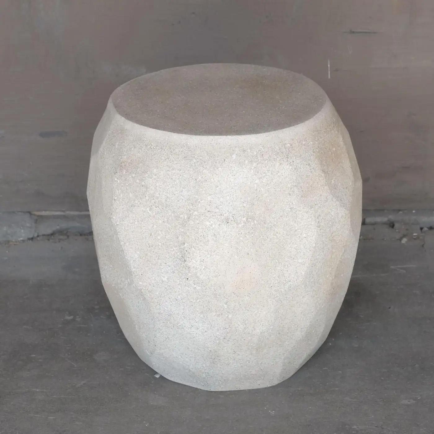 Américain Table d'appoint Facet, finition pierre blanche, Zachary A. Design en vente