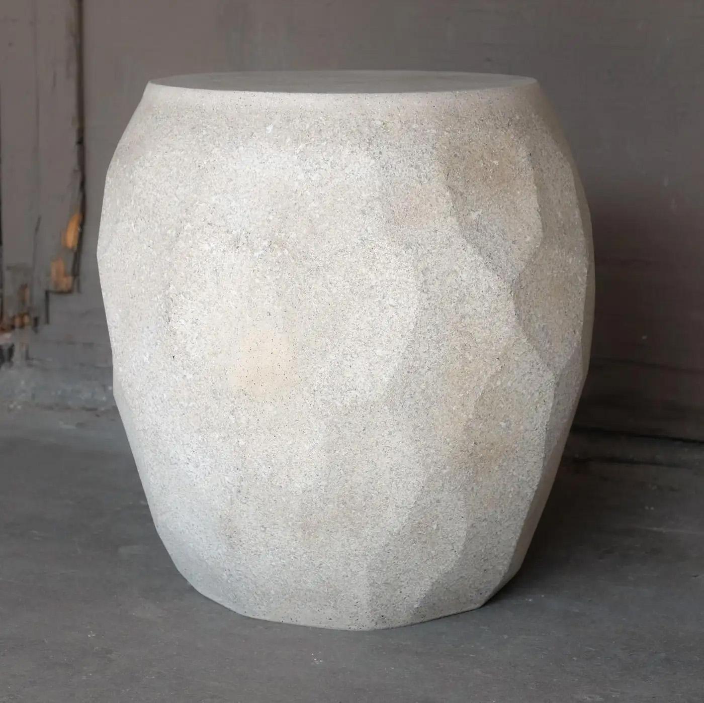 Moulage Table d'appoint Facet, finition pierre blanche, Zachary A. Design en vente
