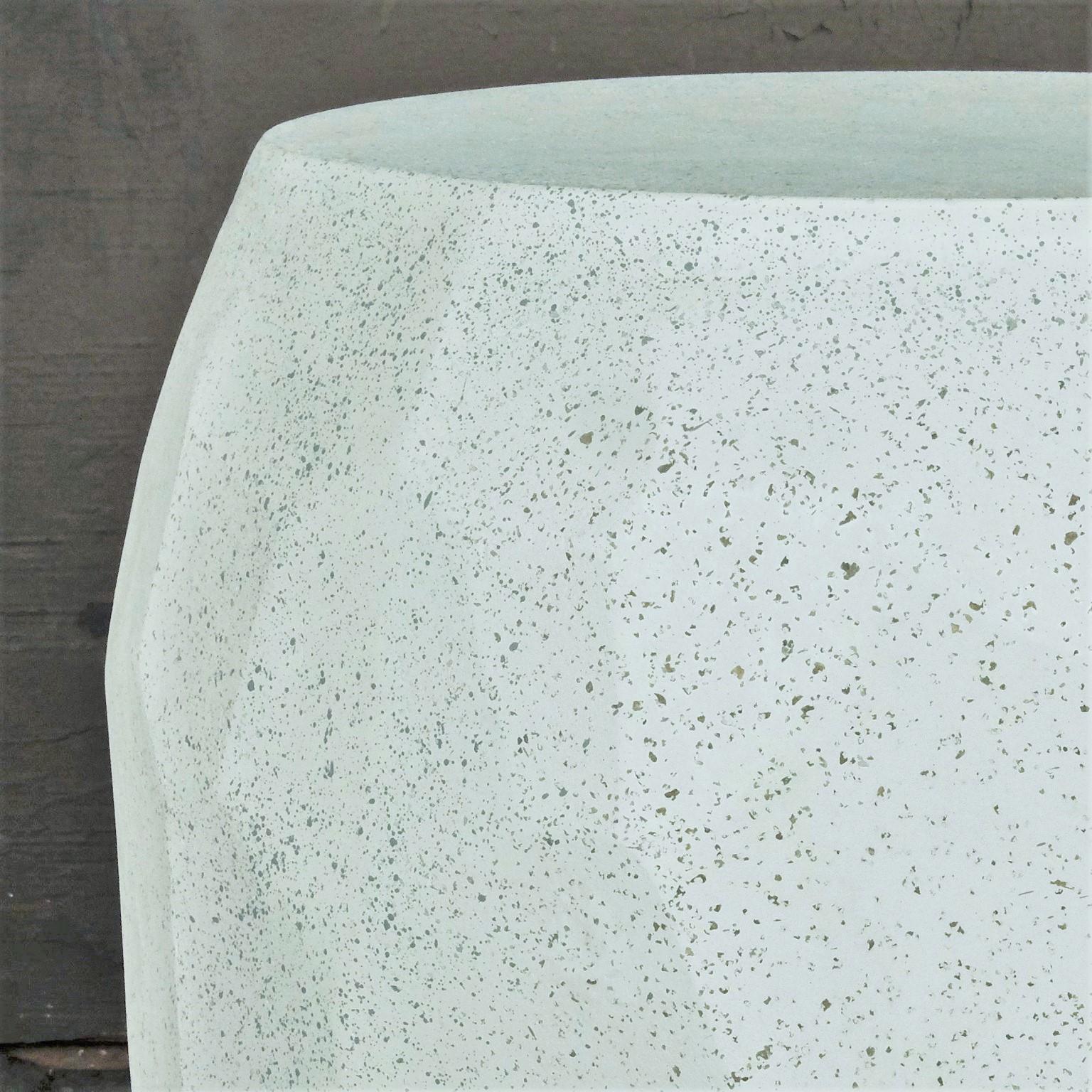 Beistelltisch „Facet“ aus Gießharz, Oberfläche mit Naturstein von Zachary A. Design (amerikanisch) im Angebot