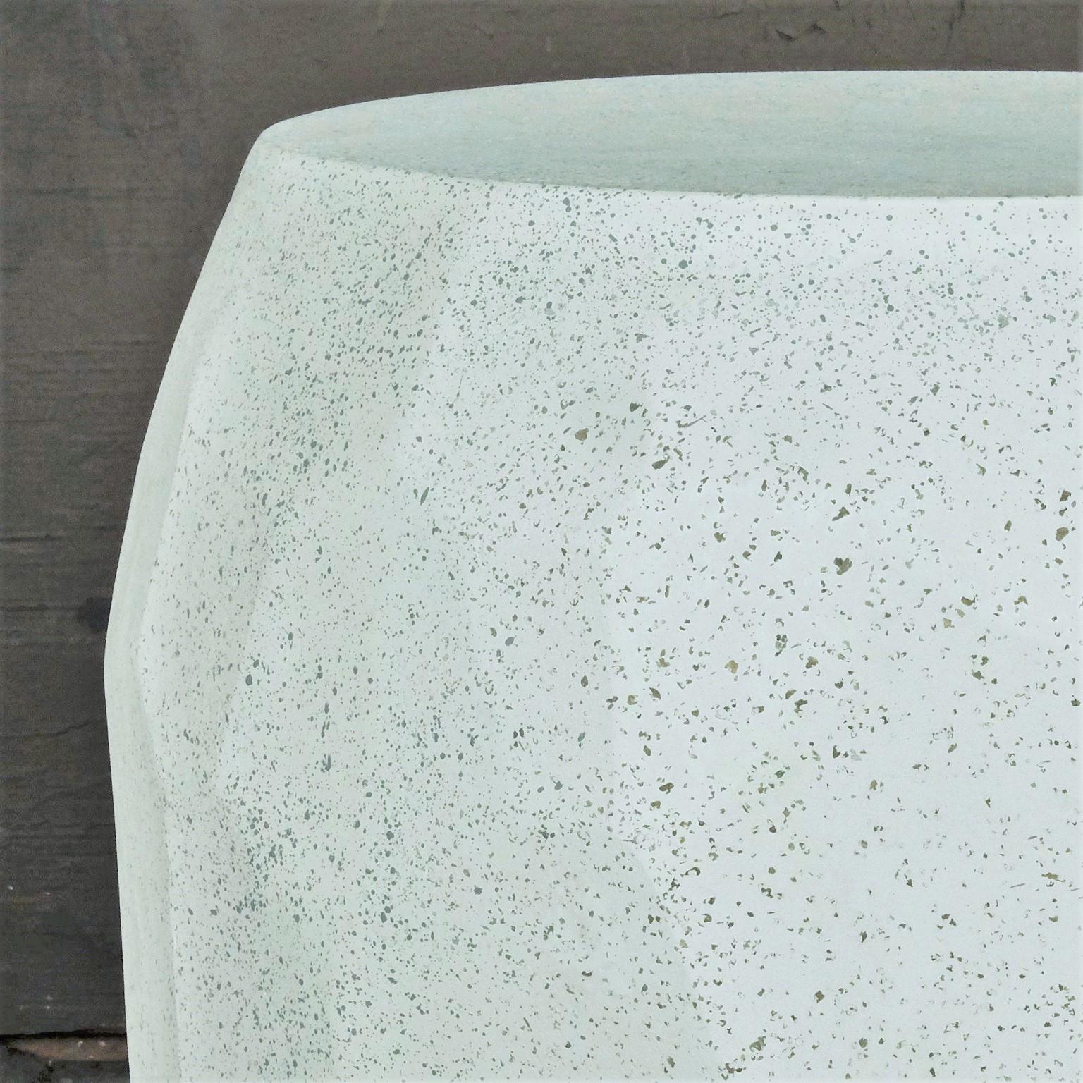 Américain Table Facet de Zachary A. Design, finition pierre naturelle en vente