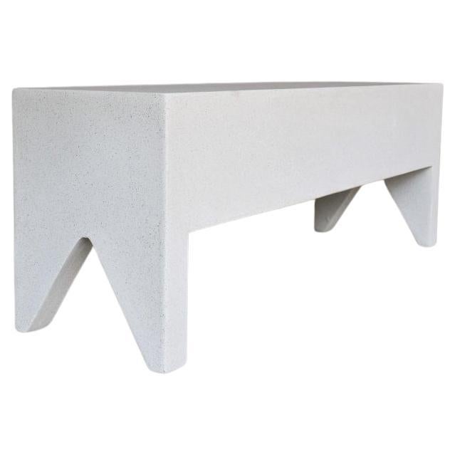Banc Farm en résine moulée, finition pierre naturelle par Zachary A. Design