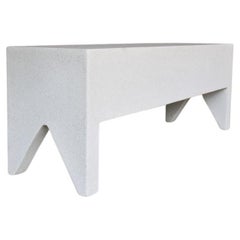Banc Farm en résine moulée, finition pierre naturelle par Zachary A. Design