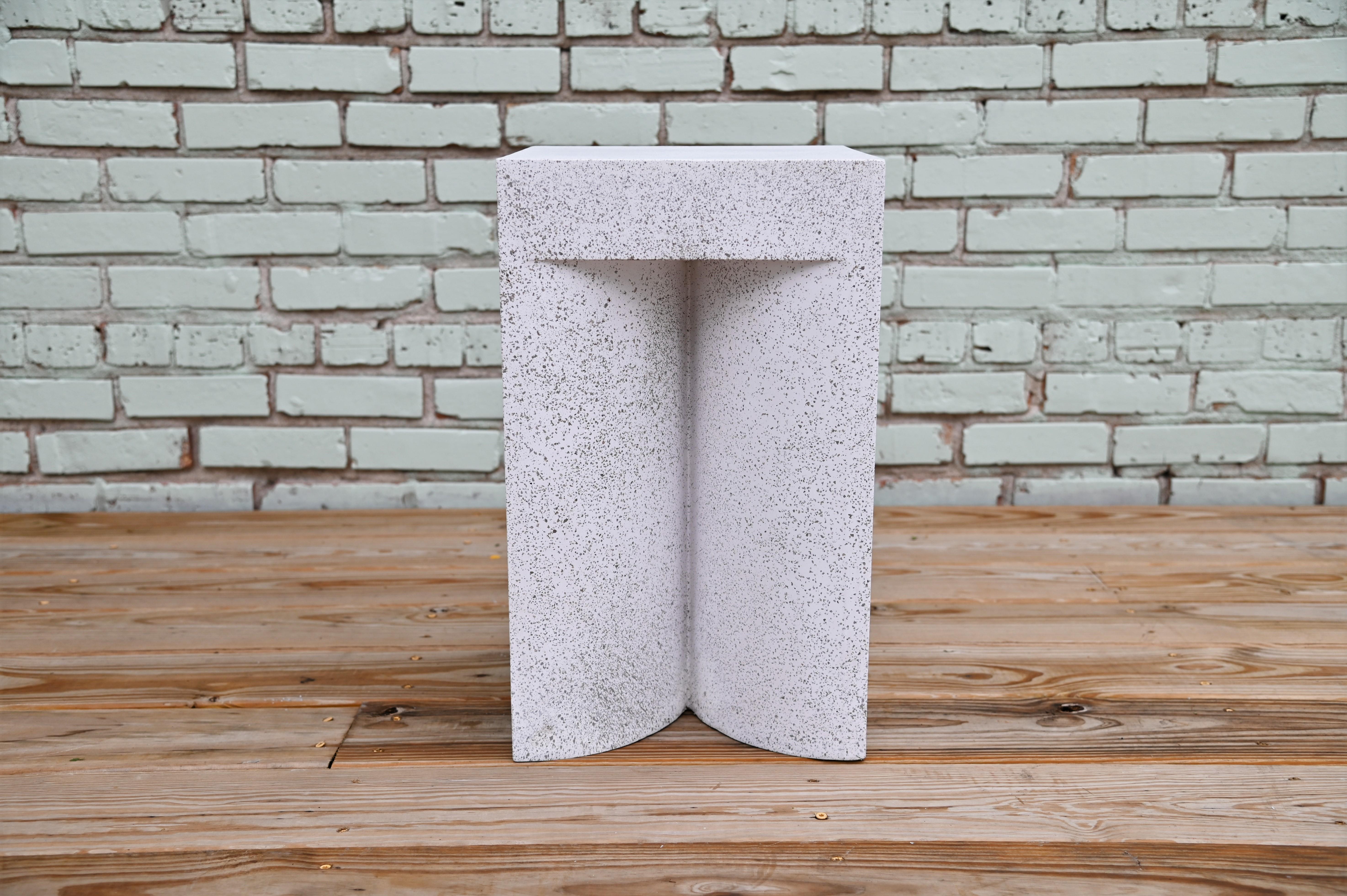 Tisch „High Brow“ aus Gussharz, Oberfläche mit Natursteinen von Zachary A. Design (Minimalistisch) im Angebot
