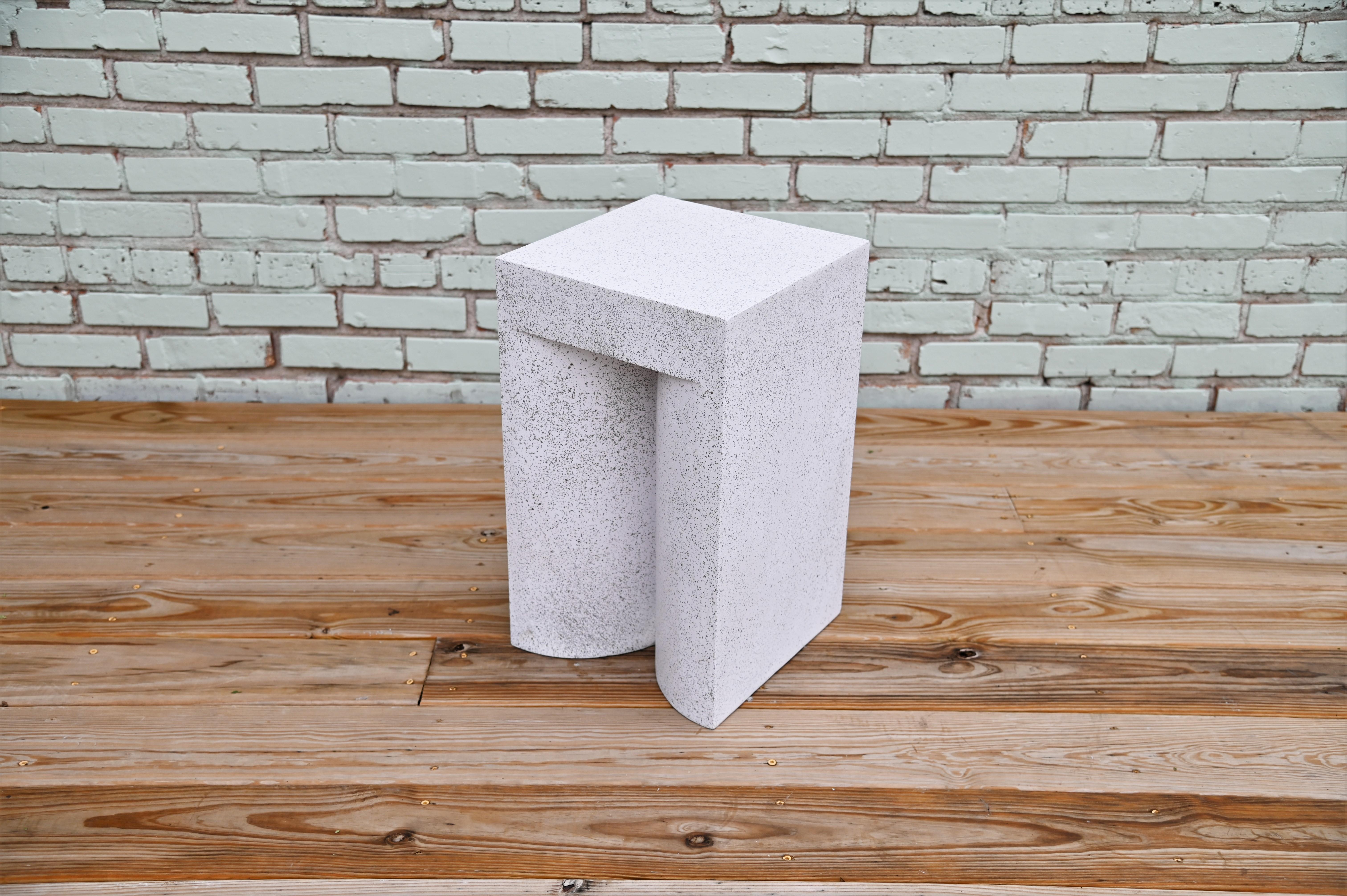 Tisch „High Brow“ aus Gussharz, Oberfläche mit Natursteinen von Zachary A. Design (amerikanisch) im Angebot