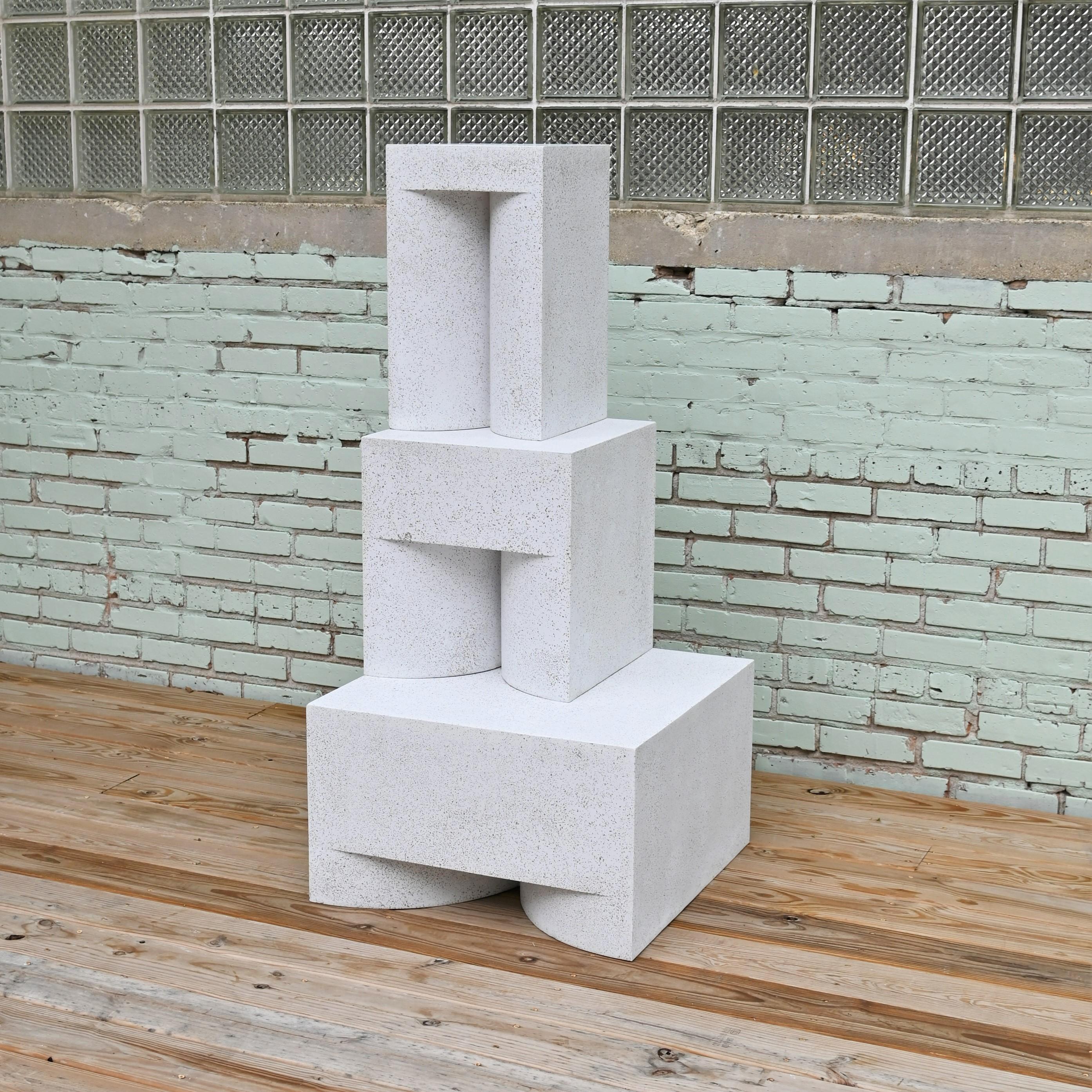 Tisch „High Brow“ aus Gussharz, Oberfläche mit Natursteinen von Zachary A. Design im Zustand „Neu“ im Angebot in Chicago, IL