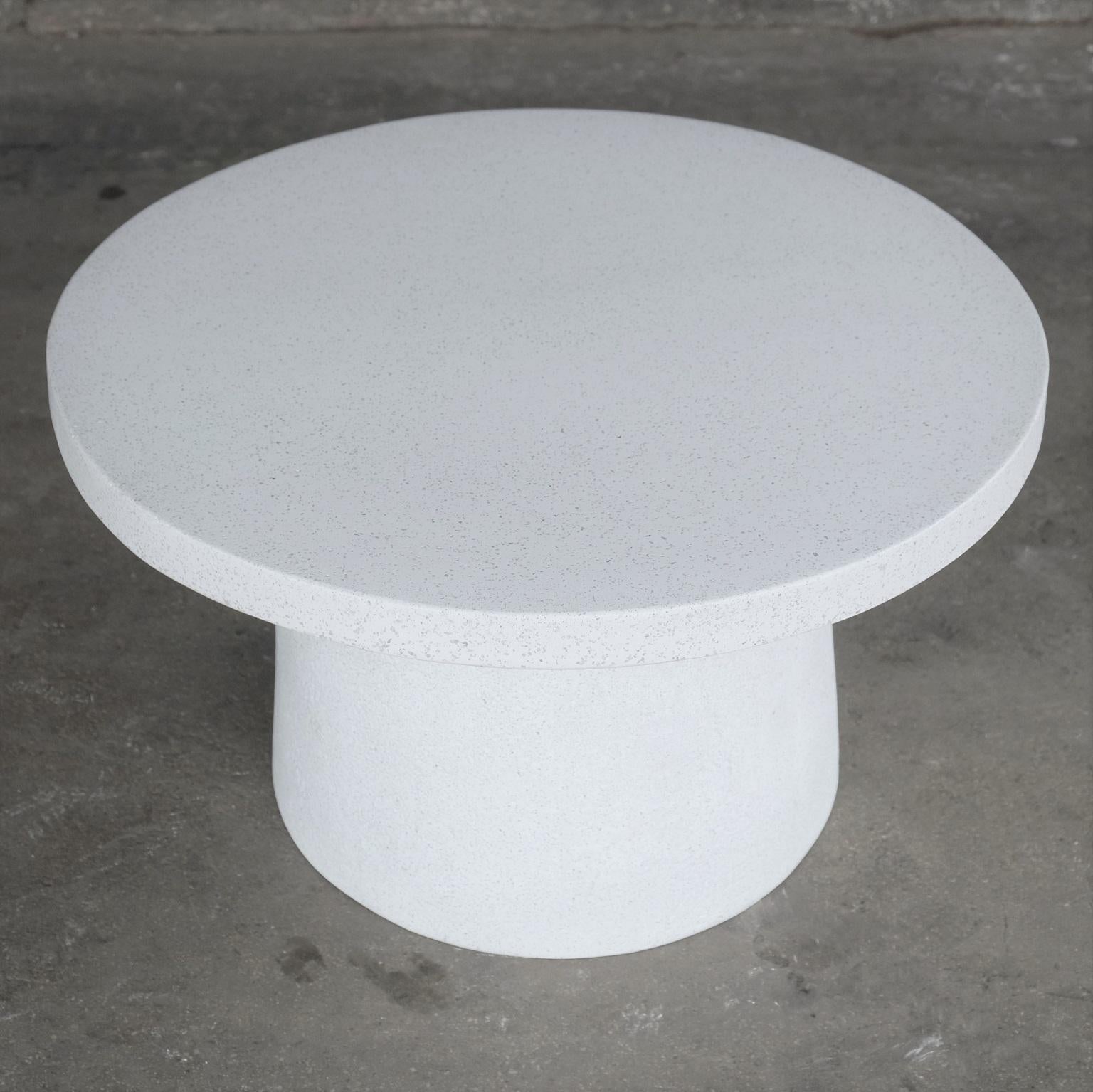 Une voix stoïque émane de sa base brute et rugueuse à travers son plateau lisse et poli. Une pièce frappante pour une conversation en plein air, ou un vaisseau pour une chaleur naturelle dans votre maison.

Dimensions : Diamètre 76 cm, hauteur 43