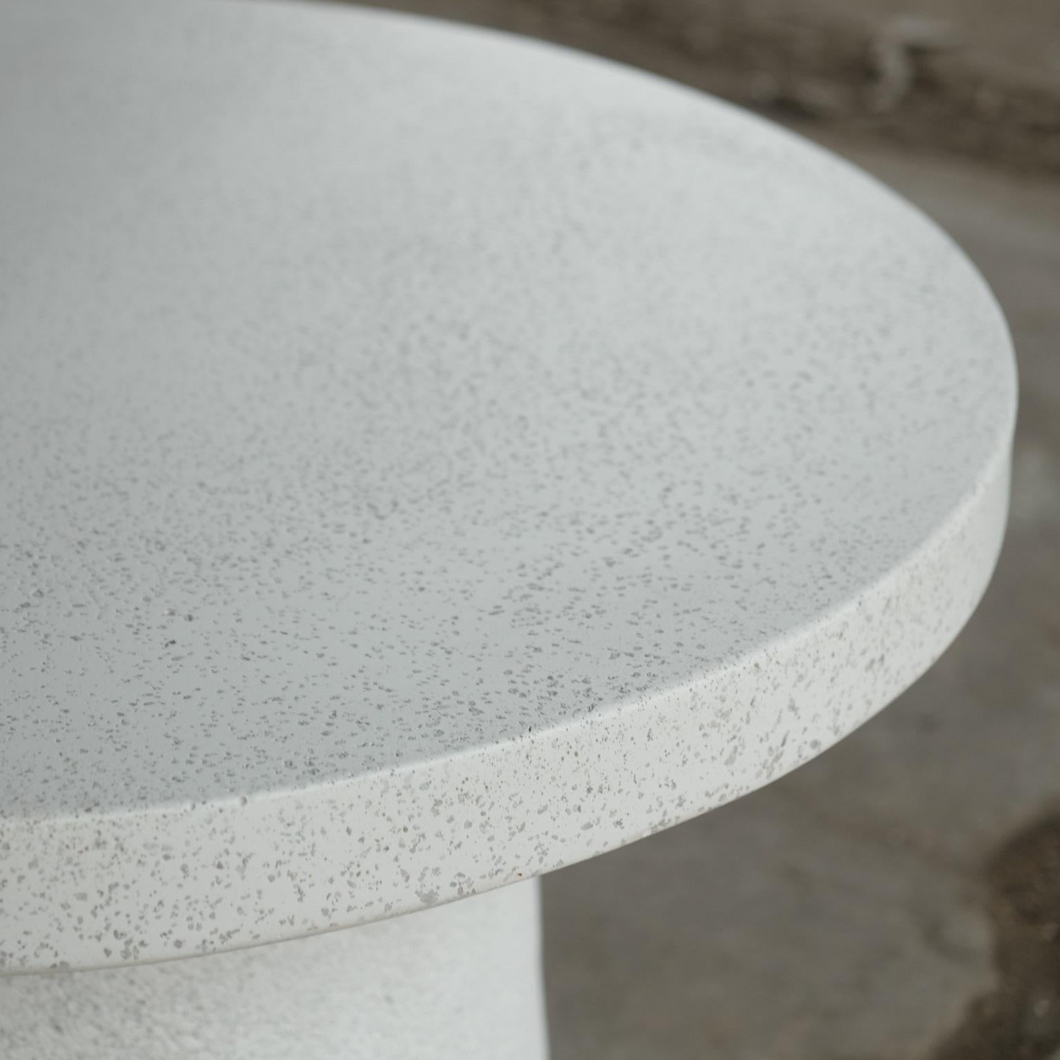 Niedriger Tisch „Hive“ aus Gussharzguss, weiße Steinoberfläche von Zachary A. Design (amerikanisch) im Angebot