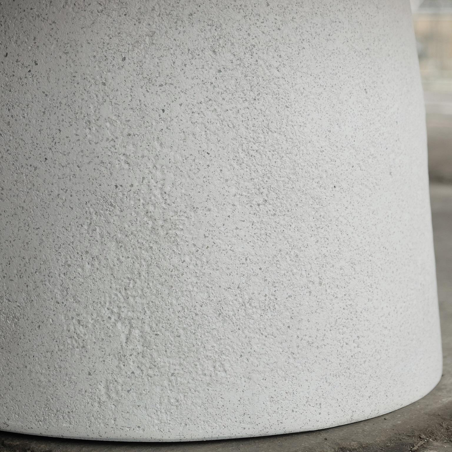 Niedriger Tisch „Hive“ aus Gussharzguss, weiße Steinoberfläche von Zachary A. Design (Gegossen) im Angebot