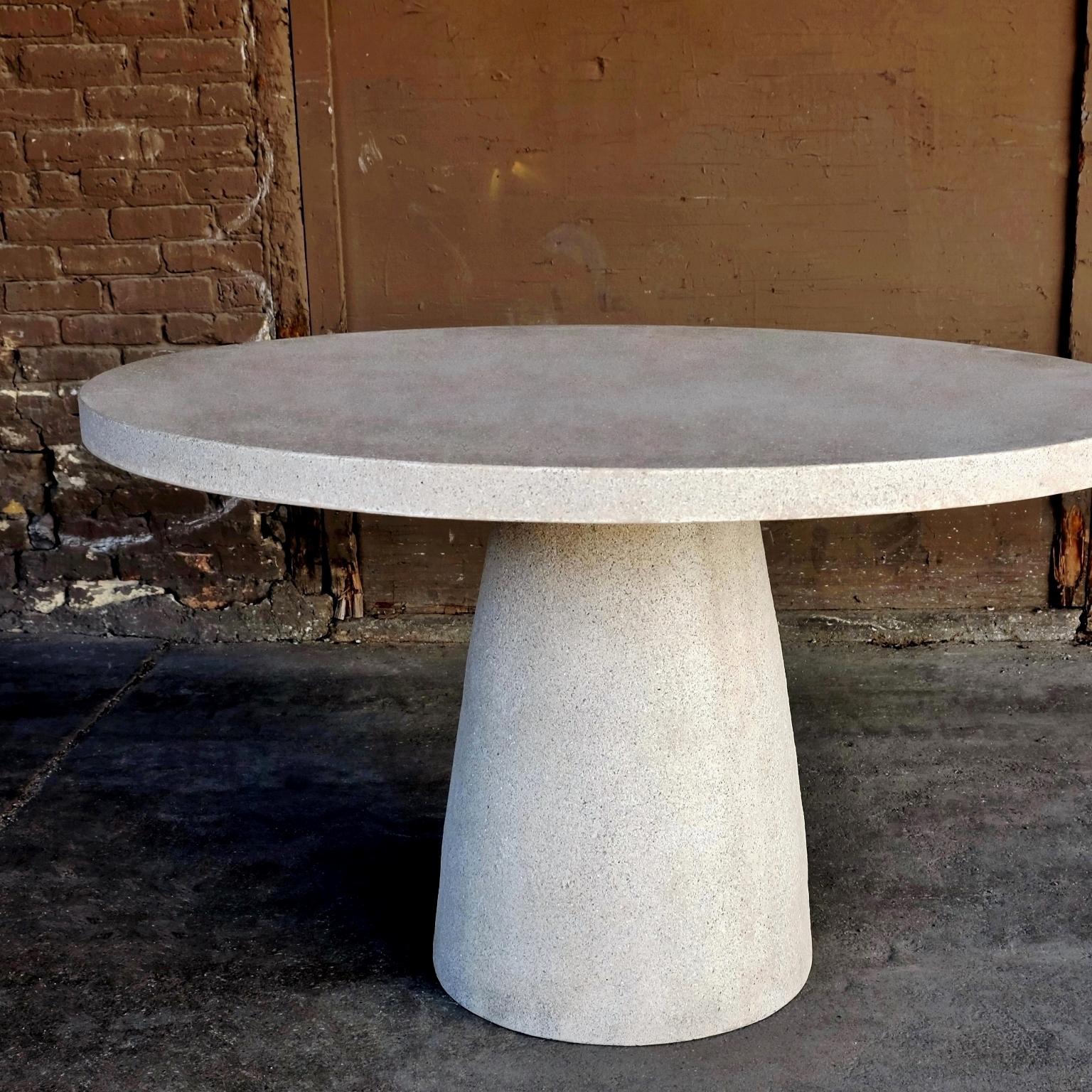 Américain Table de salle à mangerive en résine moulée, finition pierre vieillie par Zachary A. Design en vente