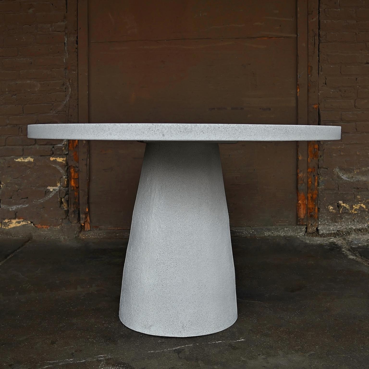 Minimaliste Table de salle à manger en résine moulée 'Hive', finition pierre blanche par Zachary A. Design en vente
