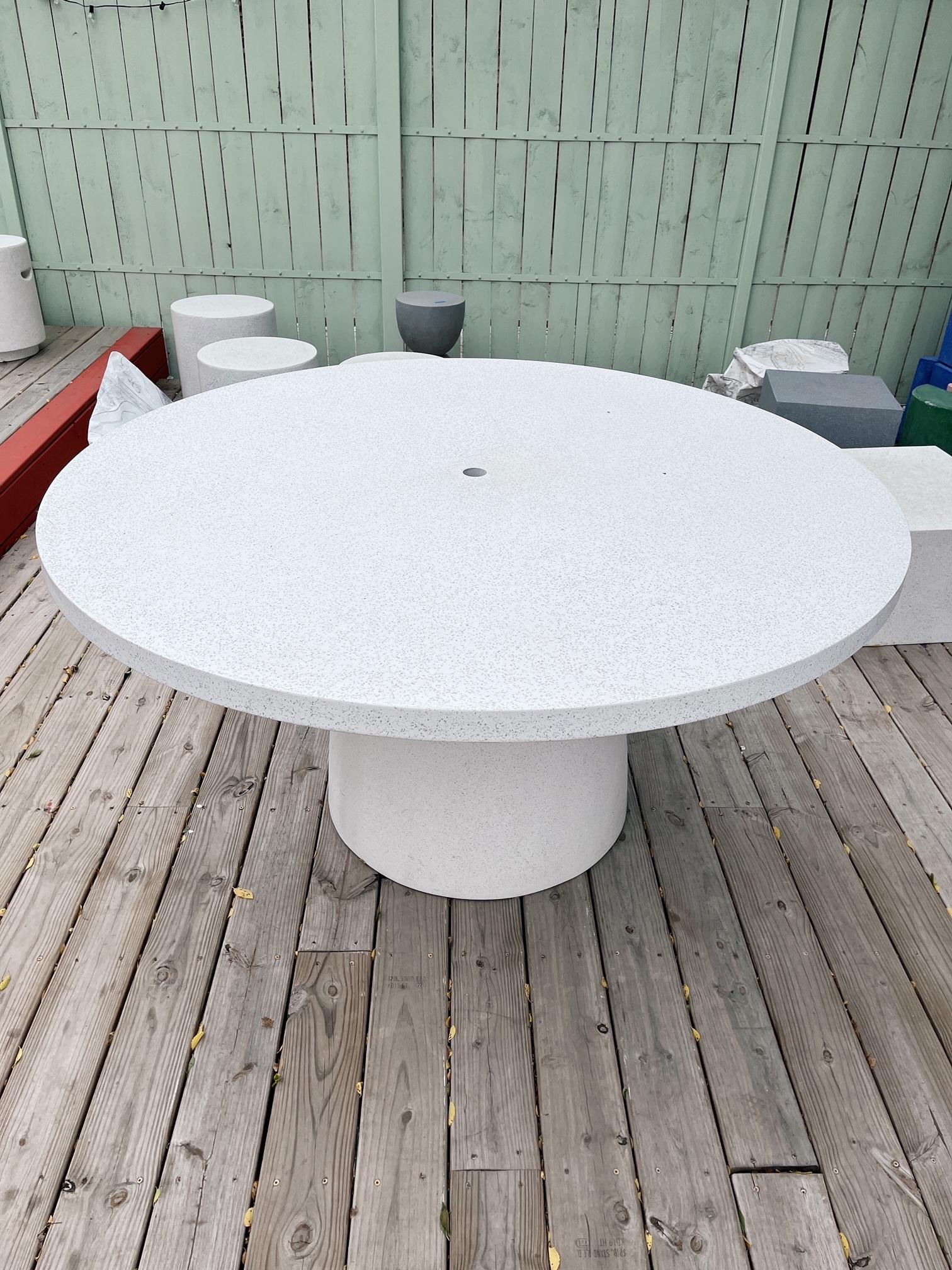 Minimaliste Table de salle à mangerive en résine moulée, finition pierre blanche, par Zachary A. Design en vente
