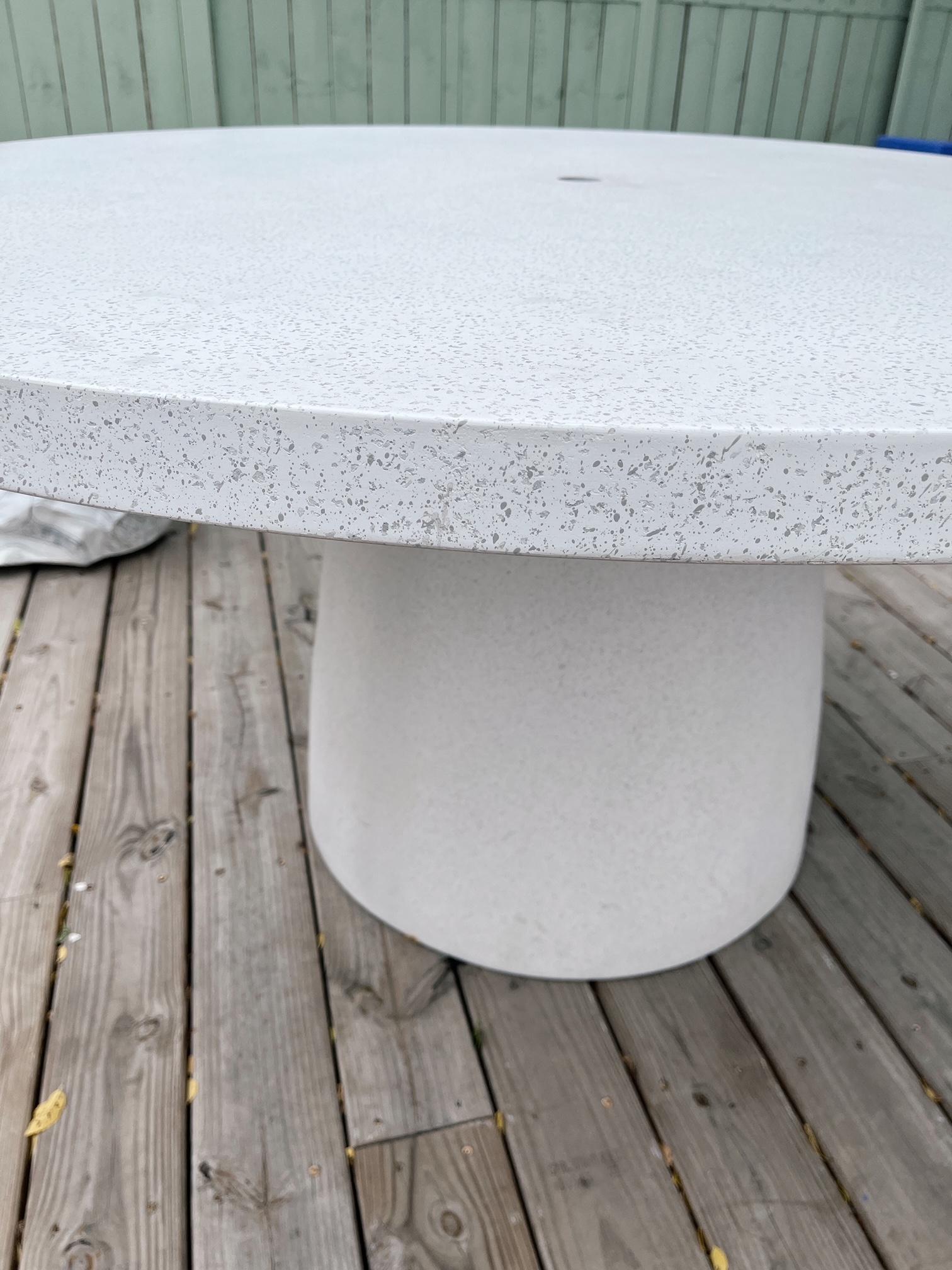 Moulage Table de salle à mangerive en résine moulée, finition pierre blanche, par Zachary A. Design en vente