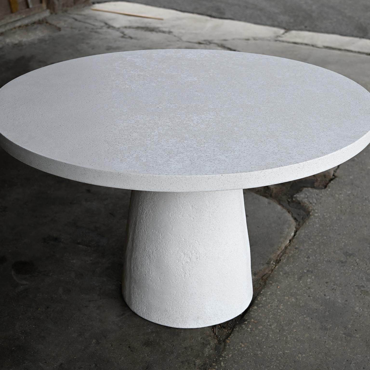 Table de salle à manger en résine moulée 'Hive', finition pierre blanche par Zachary A. Design Neuf - En vente à Chicago, IL