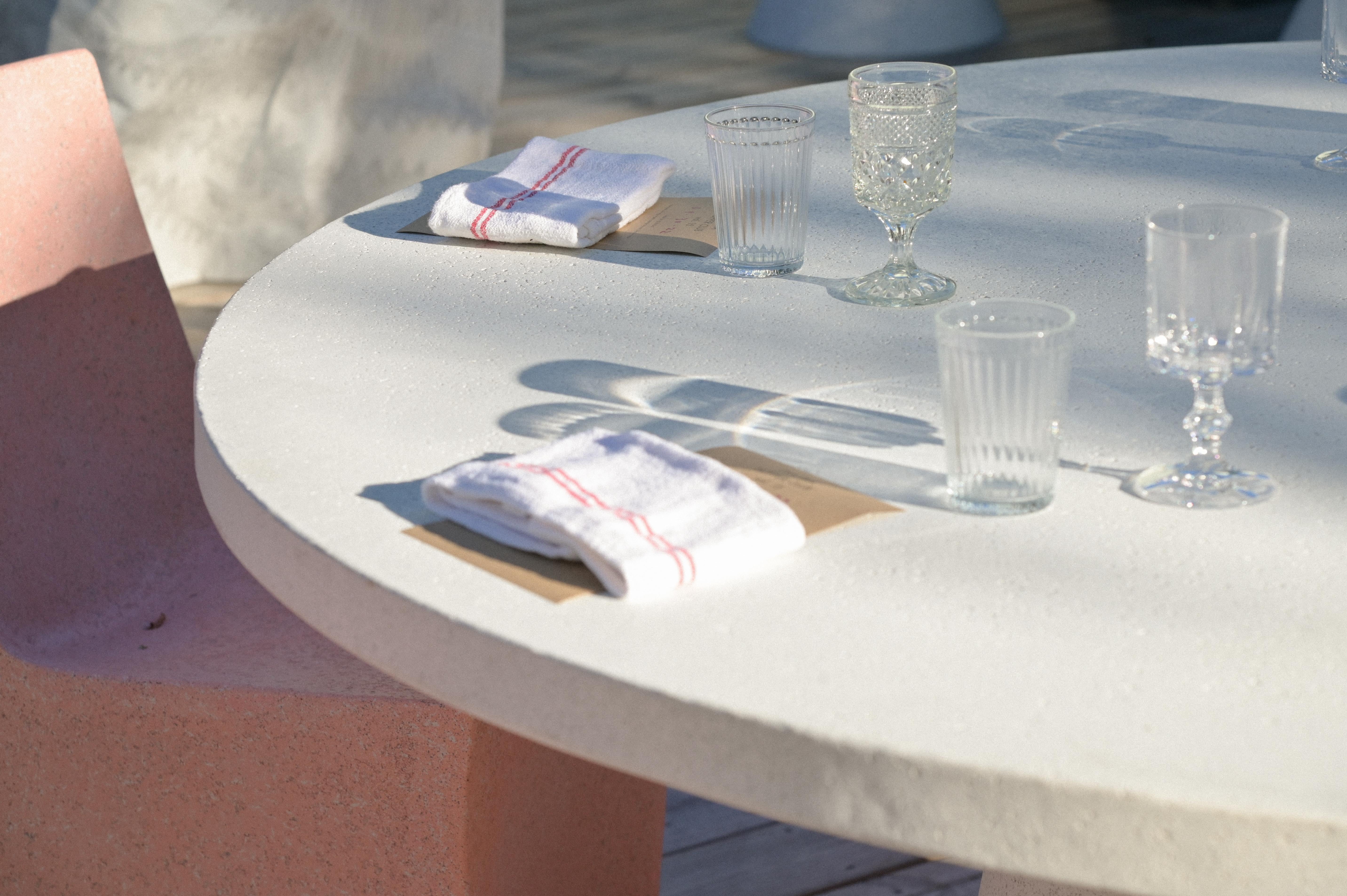 Résine Table de salle à mangerive en résine moulée, finition pierre blanche, par Zachary A. Design en vente