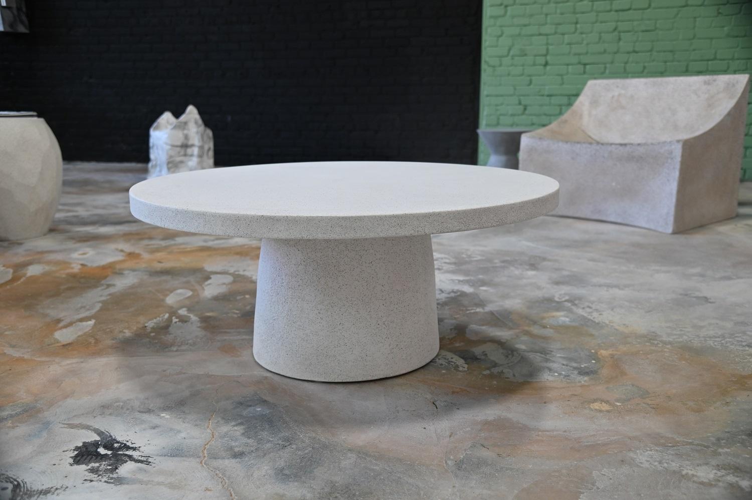Une voix stoïque émane de sa base brute et rugueuse à travers son plateau lisse et poli. Une pièce frappante pour une conversation en plein air, ou un vaisseau pour une chaleur naturelle dans votre maison.

Dimensions : Diamètre 41 in. (104 cm),