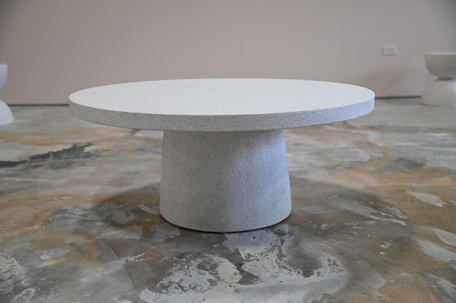 Minimaliste Table basseive en résine moulée finition pierre blanche par Zachary A. Design en vente