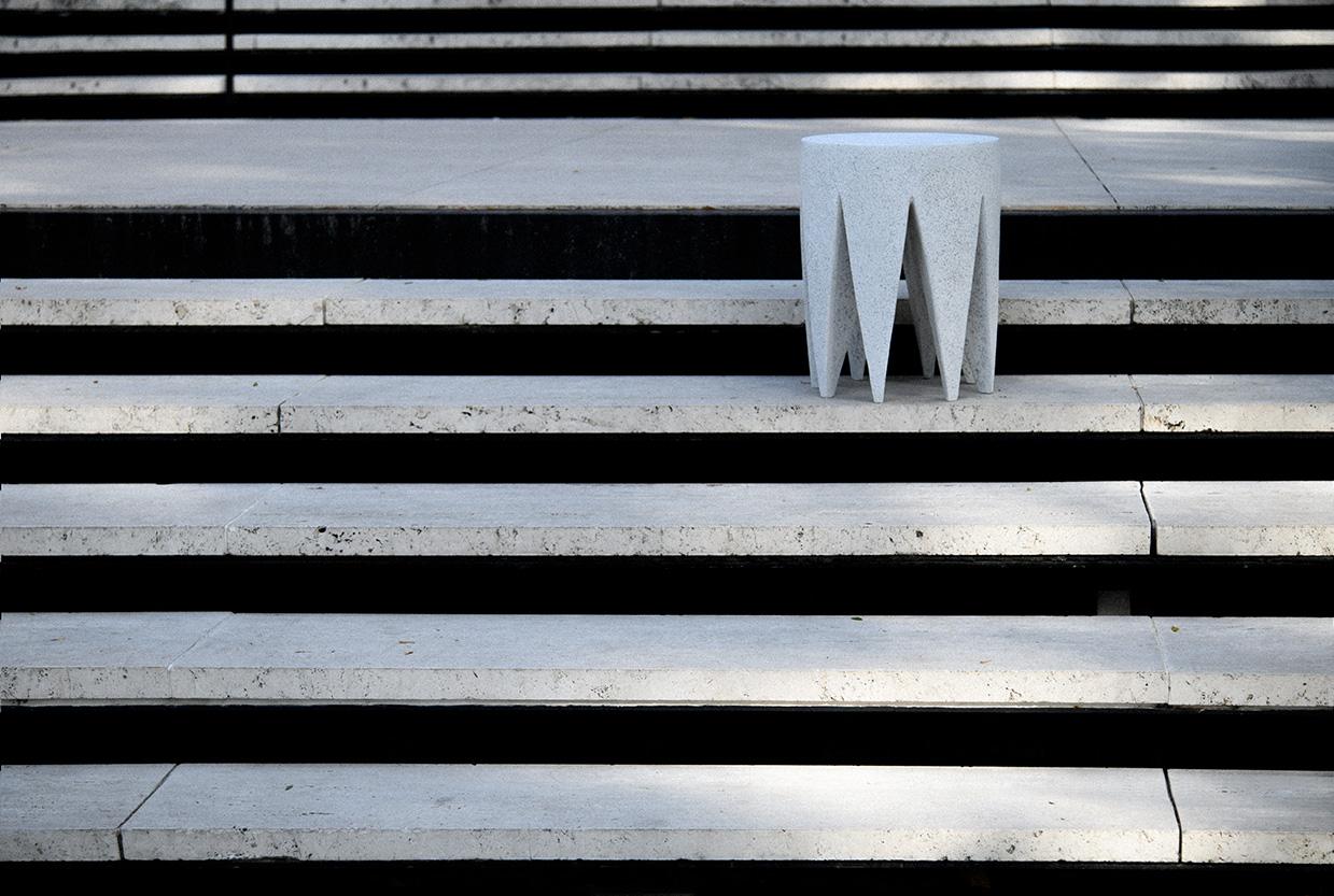 Beistelltisch „King Me“ aus Gussharz, weiße Steinoberfläche von Zachary A. Design im Zustand „Neu“ im Angebot in Chicago, IL