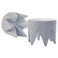 Mesa "King Me" de resina moldeada, acabado piedra envejecida, de Zachary A. Design