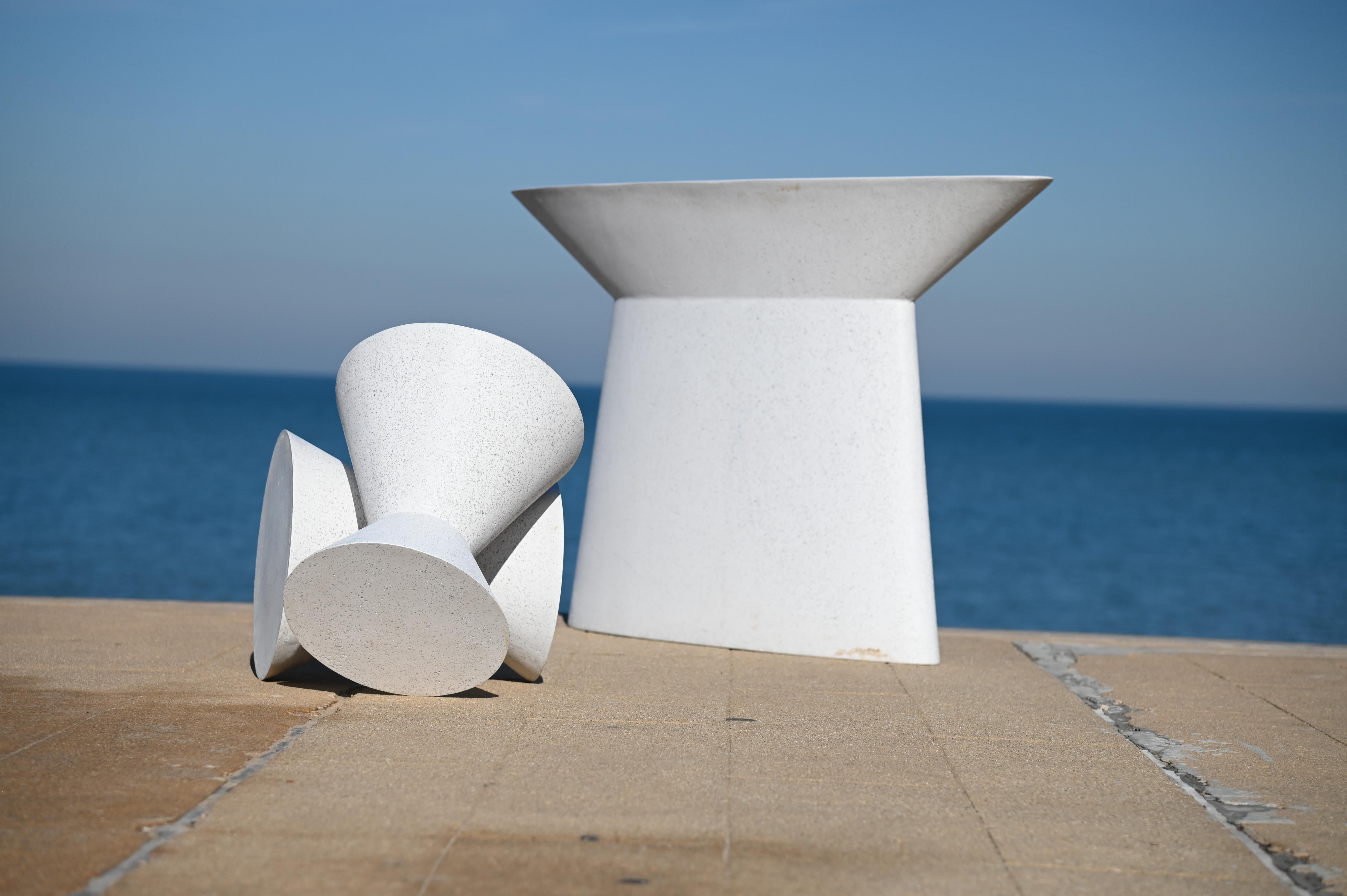 Konsolentisch „Kona“ aus Gussharzguss, weiße Steinoberfläche von Zachary A. Design (Minimalistisch) im Angebot
