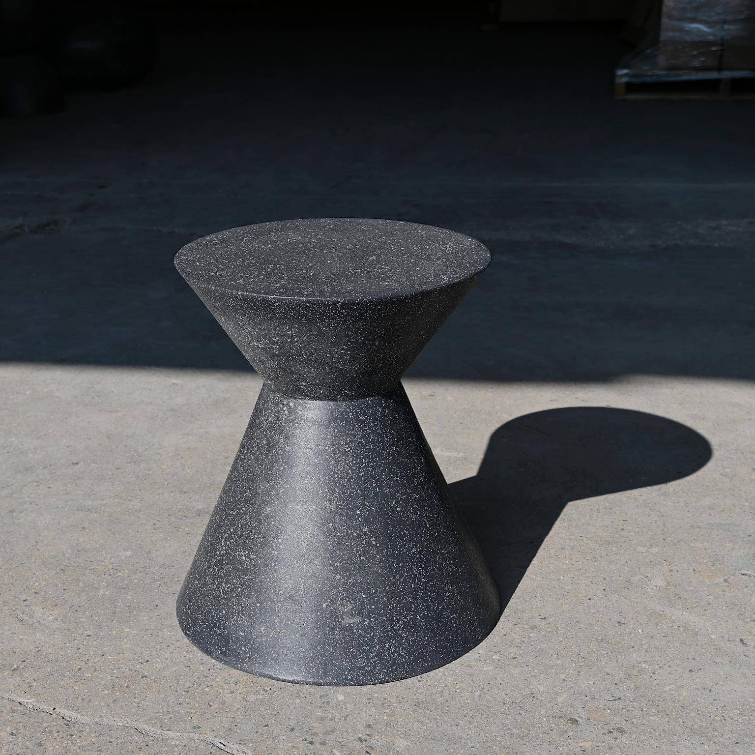Une version minimaliste des volcans en éruption, la table d'appoint Kona apporte sophistication et conversation à tout environnement.

Dimensions : Diamètre 36 cm (14 po), hauteur 46 cm (18 po). Poids 9 kg (20 lb). Aucun assemblage