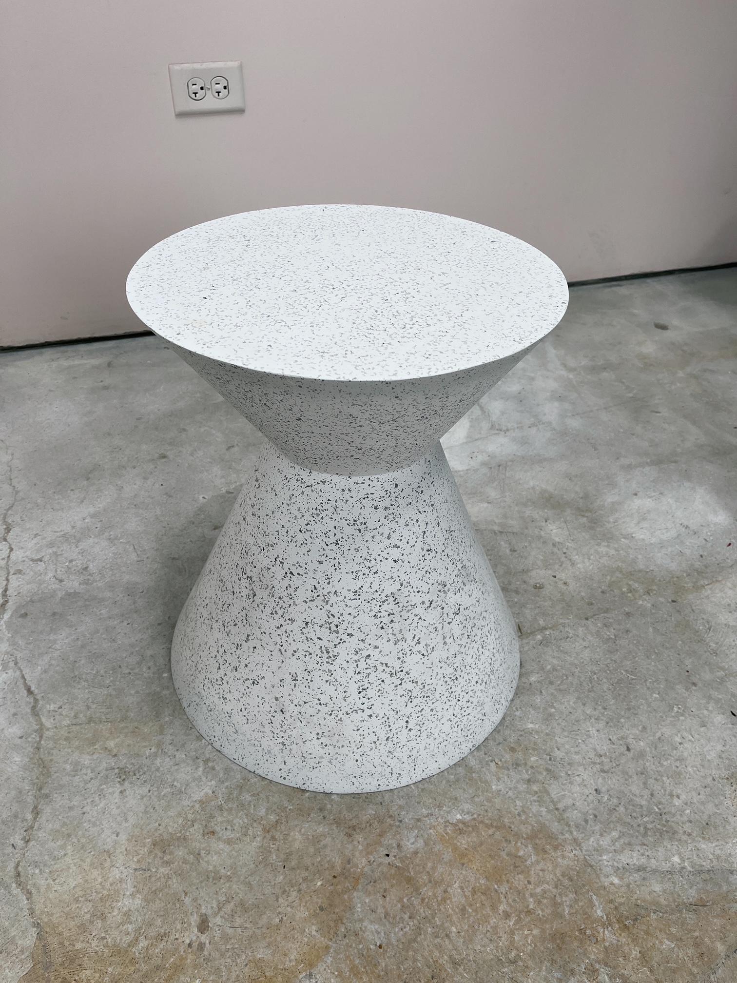 Tabouret et table d'appoint Kona en résine moulée, finition en pierre blanche par Zachary A. Design Neuf - En vente à Chicago, IL