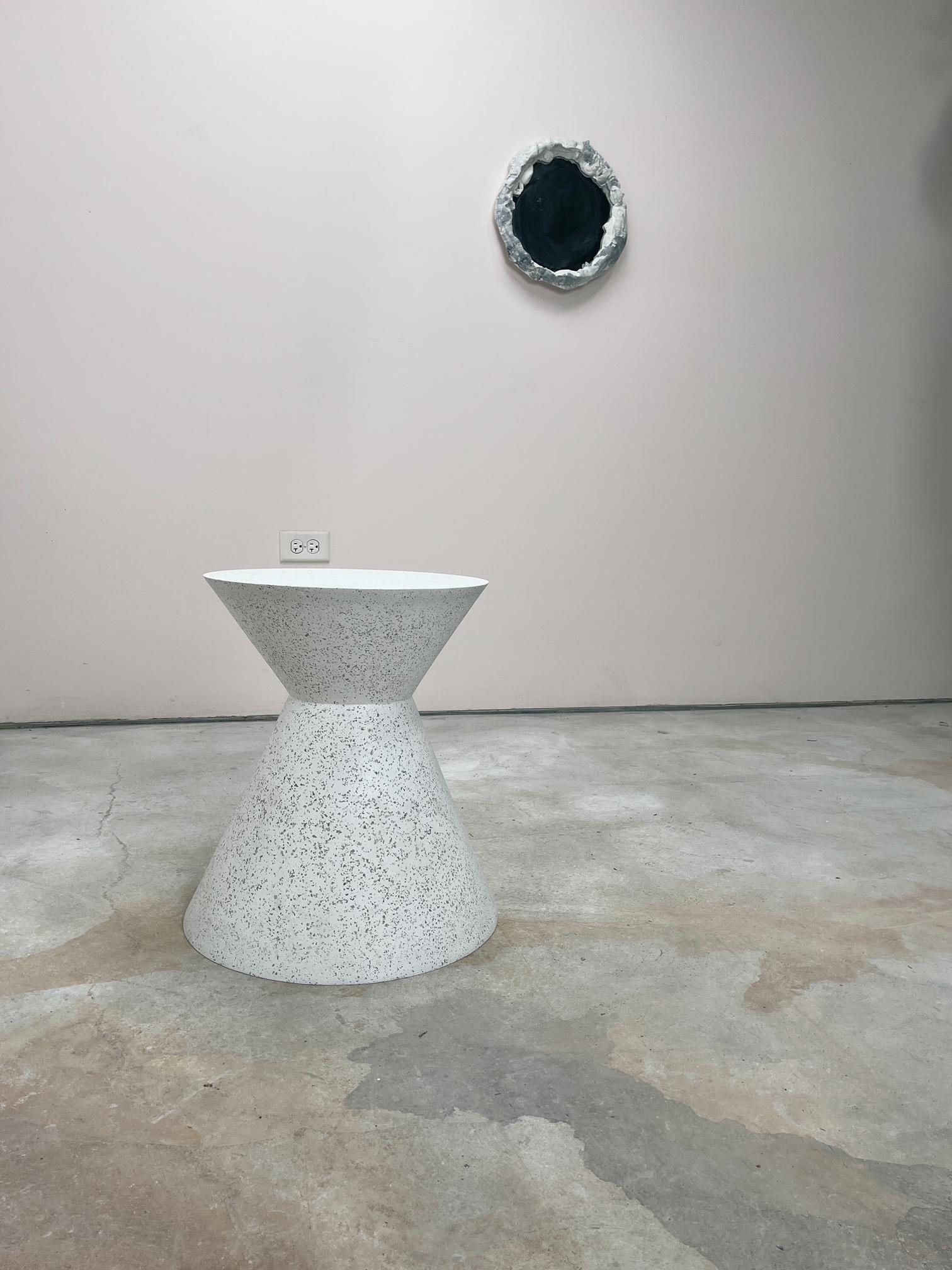 XXIe siècle et contemporain Tabouret et table d'appoint Kona en résine moulée, finition en pierre blanche par Zachary A. Design en vente