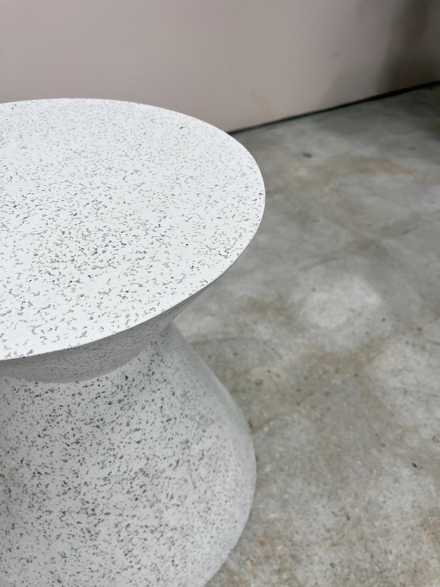 Résine Tabouret et table d'appoint Kona en résine moulée, finition en pierre blanche par Zachary A. Design en vente