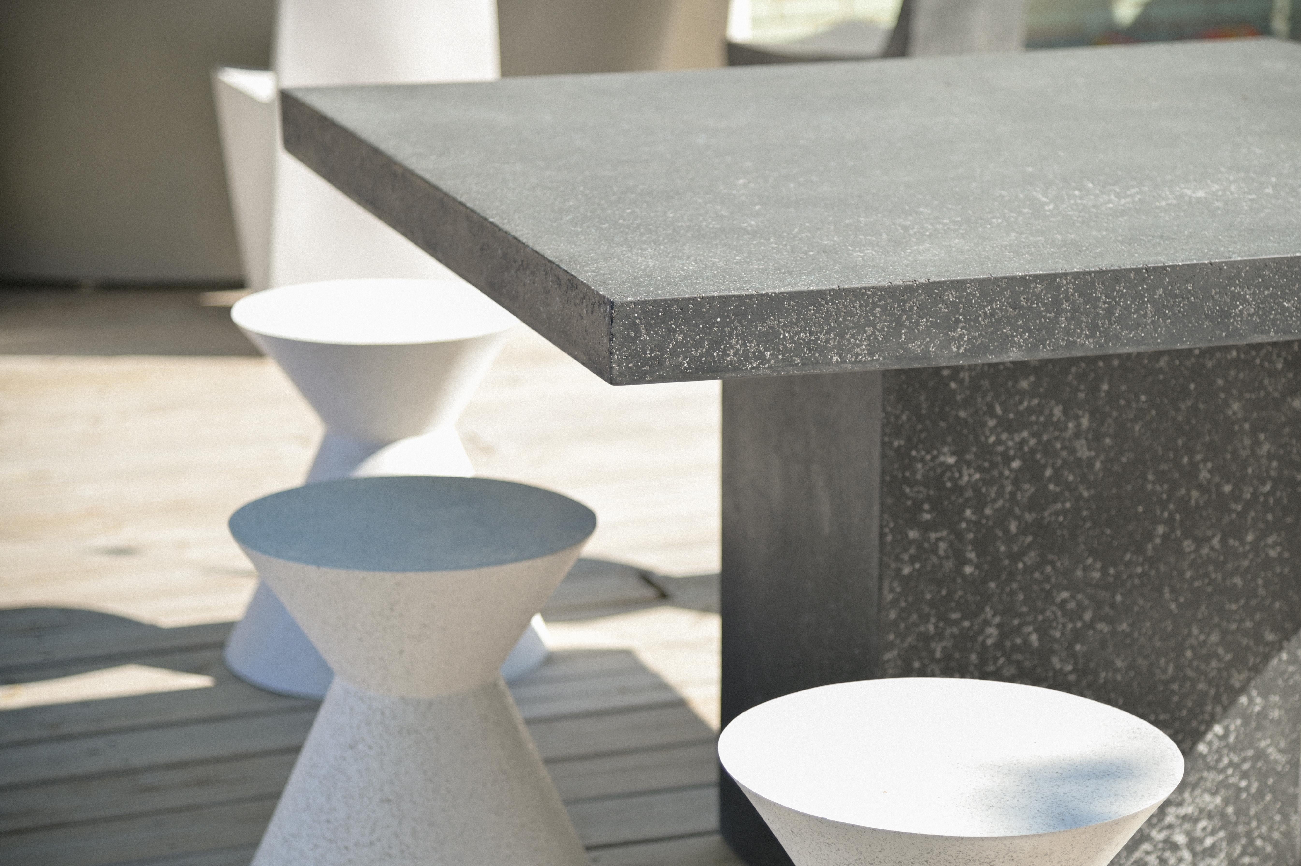 Tabouret et table d'appoint Kona en résine moulée, finition en pierre blanche par Zachary A. Design en vente 2