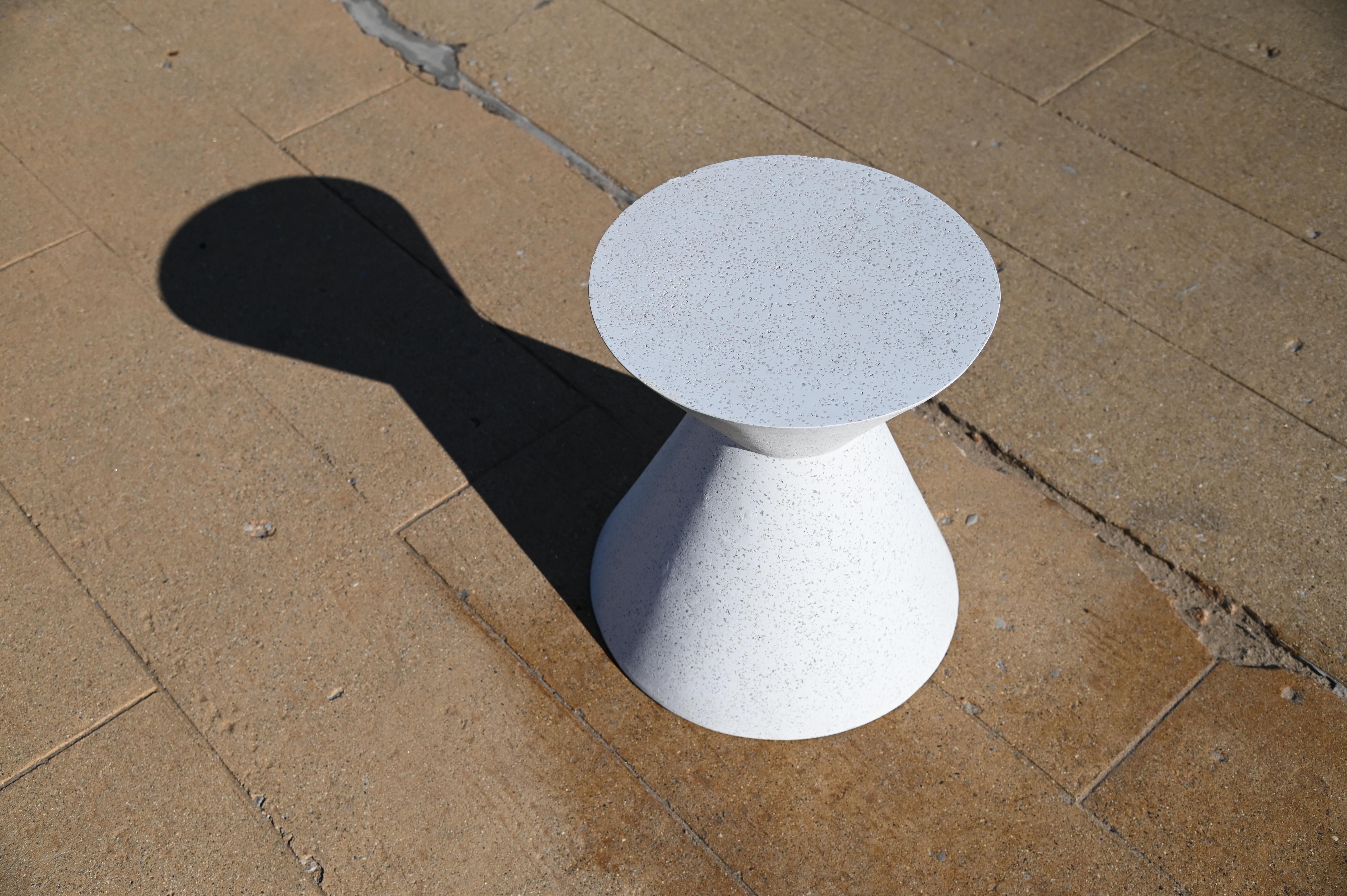 Tabouret et table d'appoint Kona en résine moulée, finition en pierre blanche par Zachary A. Design en vente 1