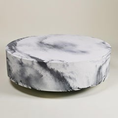 Mesa grande "Humboldt" de resina moldeada, acabado Coronado de Zachary A. Design