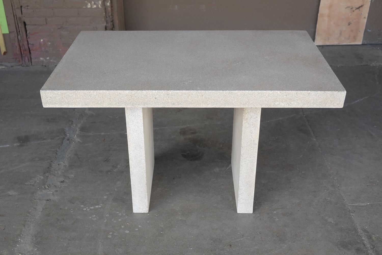 Minimaliste Table de salle à manger en résine moulée 'Ledge', finition pierre vieillie par Zachary A. Design en vente