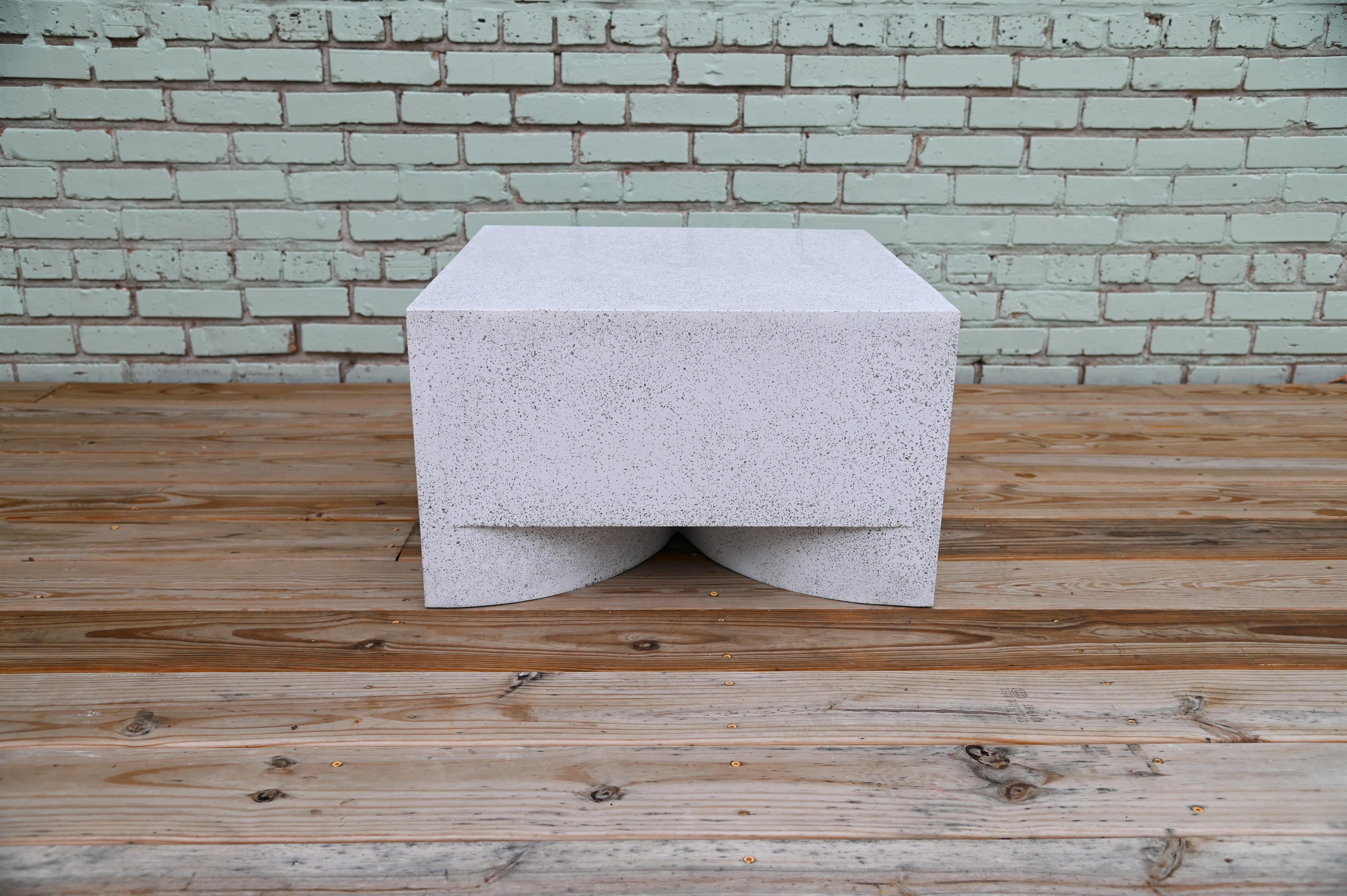„Low Brow“-Tisch aus Gussharz, Naturstein-Finish von Zachary A. Design (Minimalistisch) im Angebot