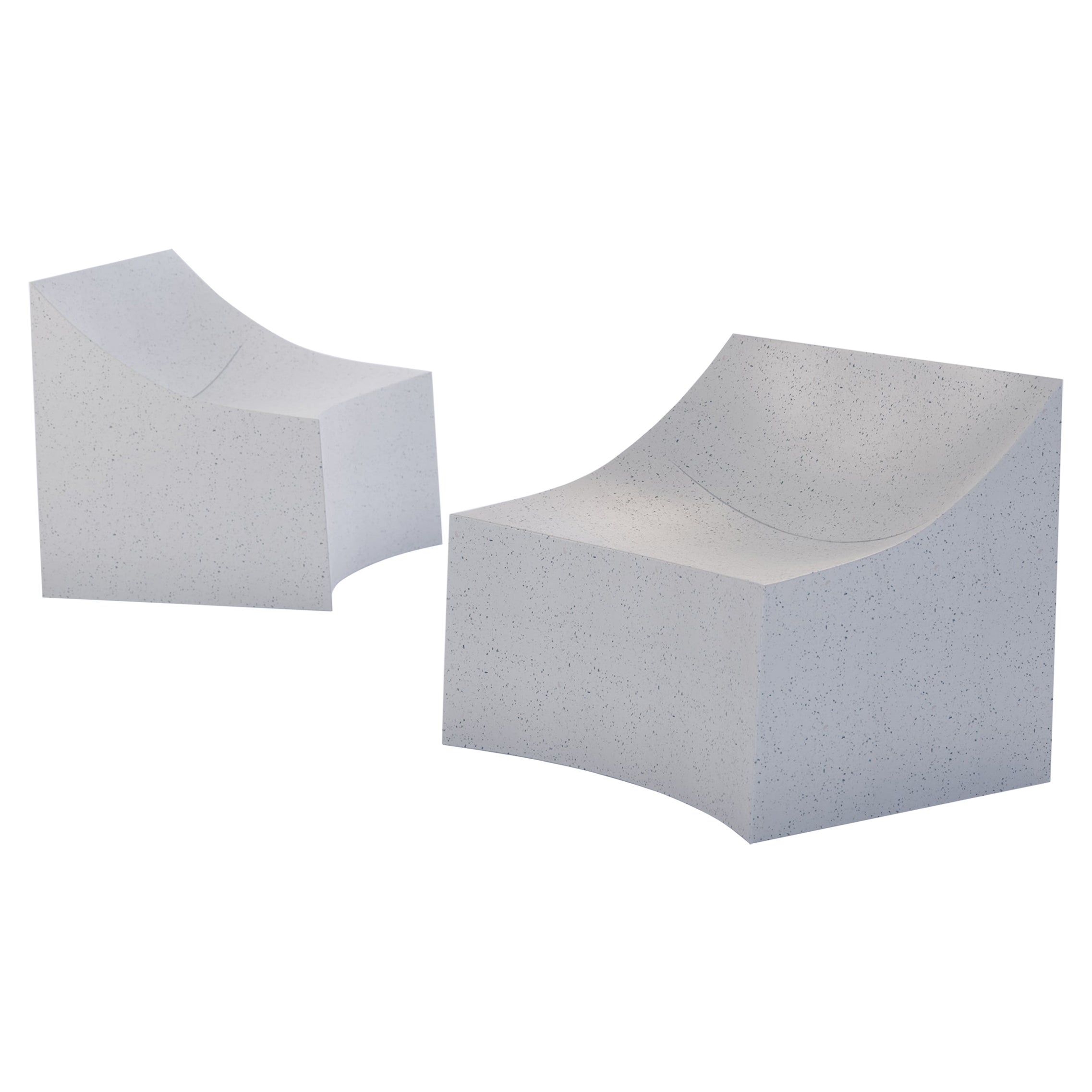 Loungesessel „Lucio“ aus Gussharz, weiße Steinoberfläche von Zachary A. Design