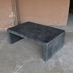 Mesa baja "Lynne Tell" de resina moldeada, acabado en piedra de carbón de Zachary A. Design