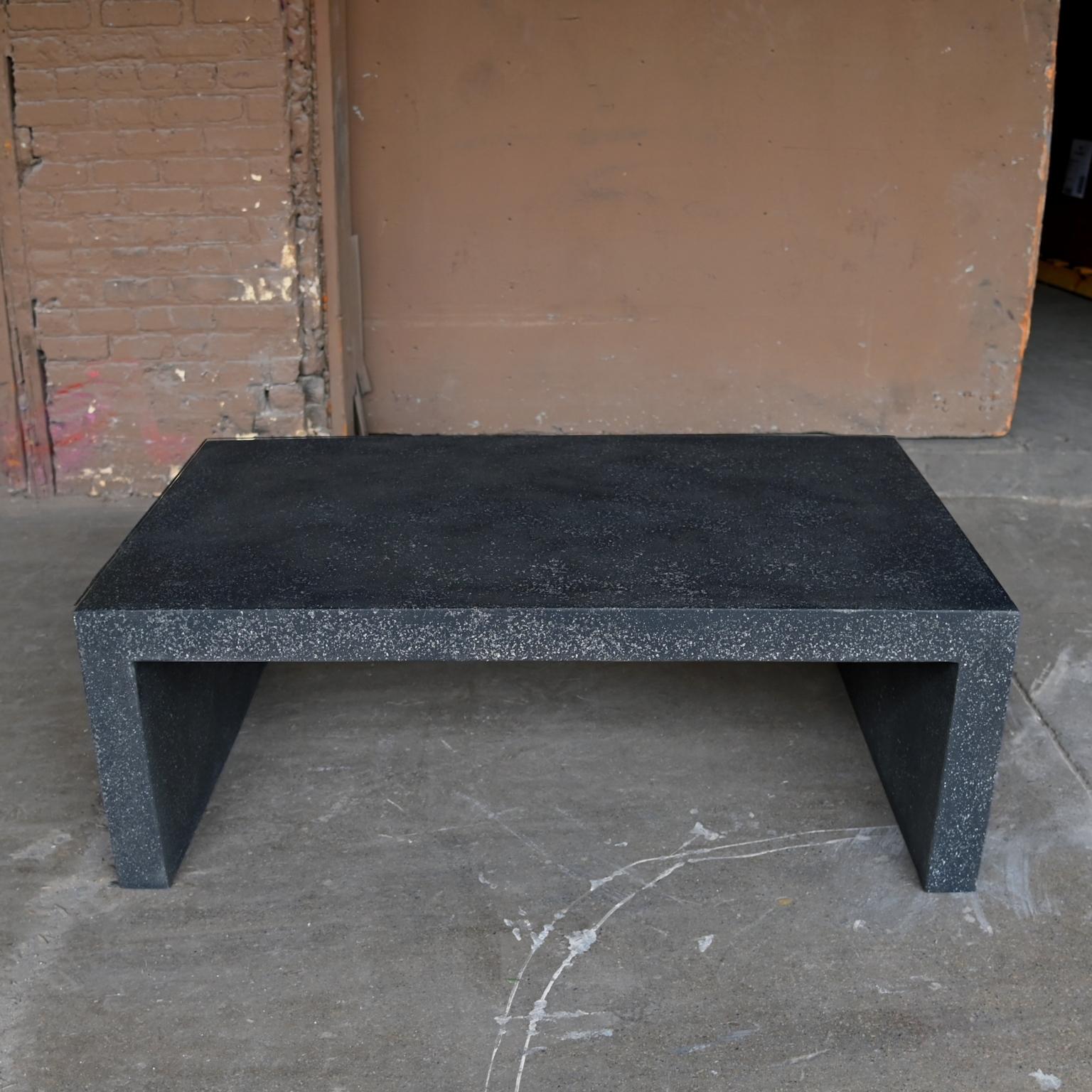 Niedriger Tisch „Lynne Tell“ aus Gussharzguss, Oberfläche mit Kohlestein von Zachary A. Design (amerikanisch) im Angebot