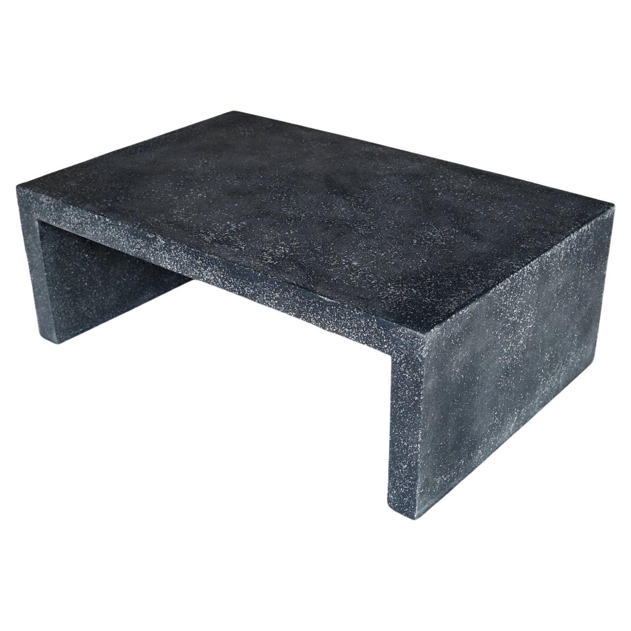 Niedriger Tisch „Lynne Tell“ aus Gussharzguss, Oberfläche mit Kohlestein von Zachary A. Design im Angebot